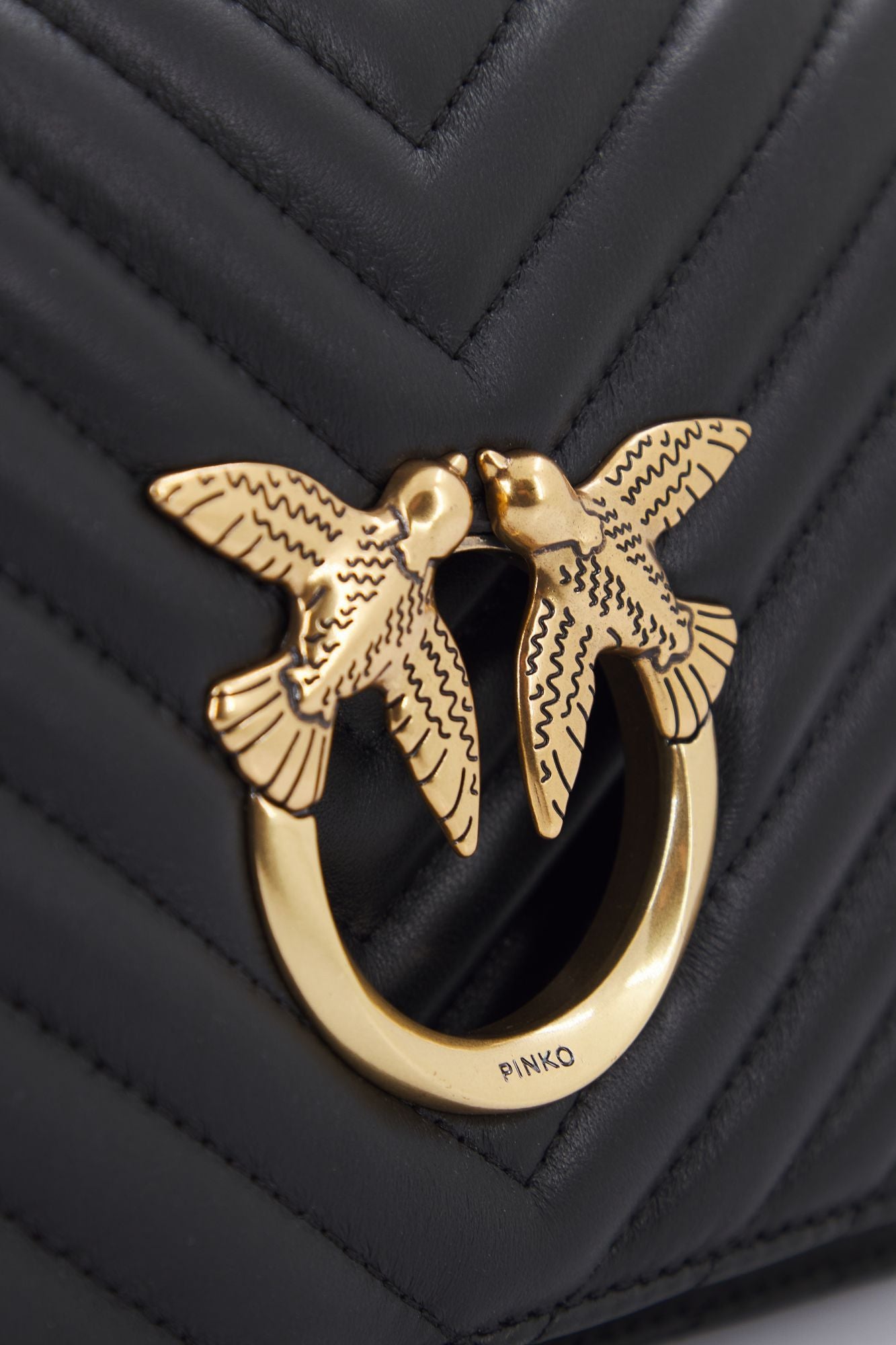 PINKO LOVE CLICK CLASSIC en color NEGRO (5)