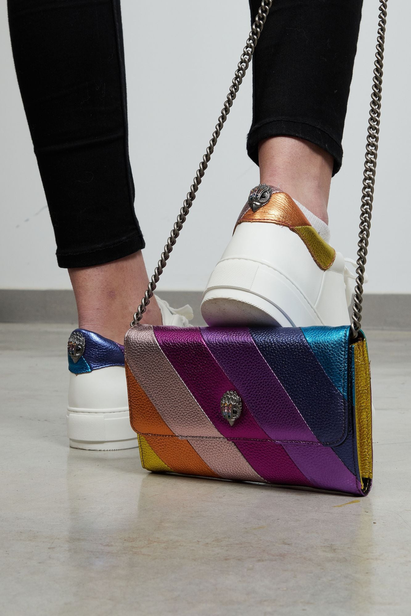 KURT GEIGER LONDON K STRIPE CHAIN WALLET en color MULTICOLOR (4)