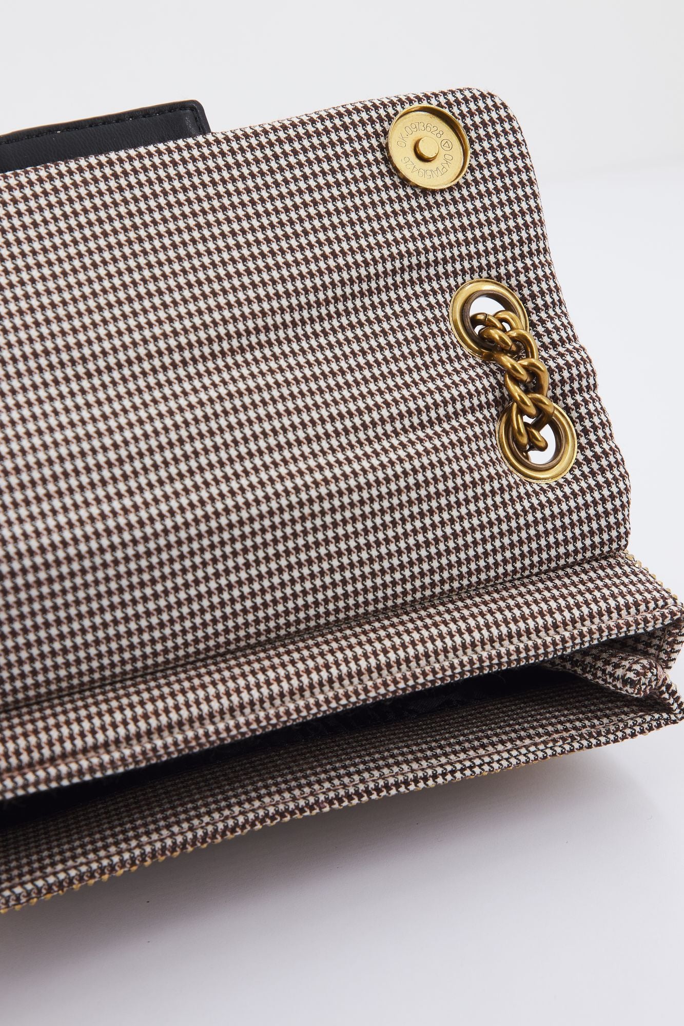 KURT GEIGER LONDON FABRIC MINI KENSINGTON en color ORO (5)