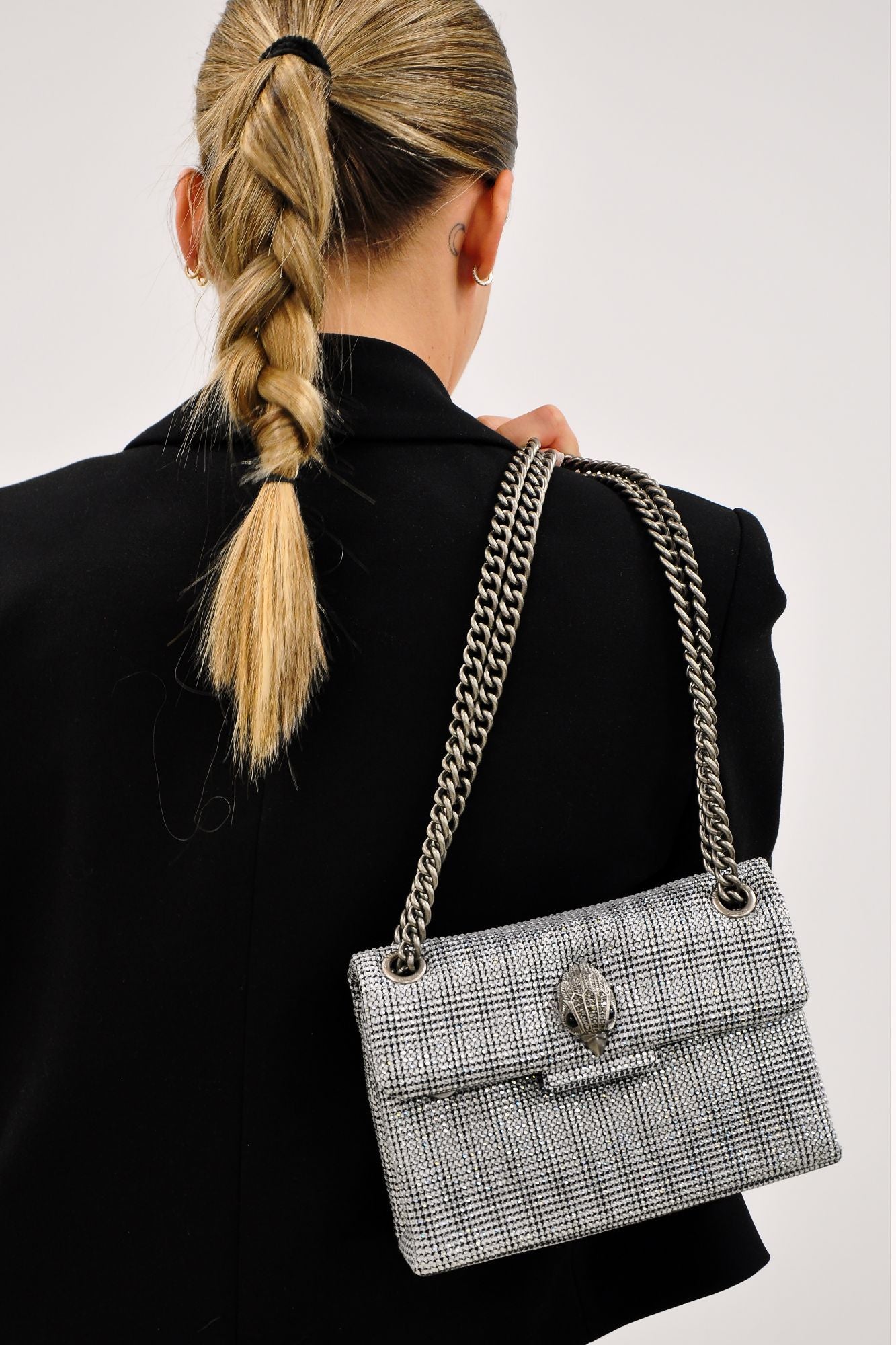 KURT GEIGER LONDON FABRIC MINI KENSINGTON en color PLATA (1)