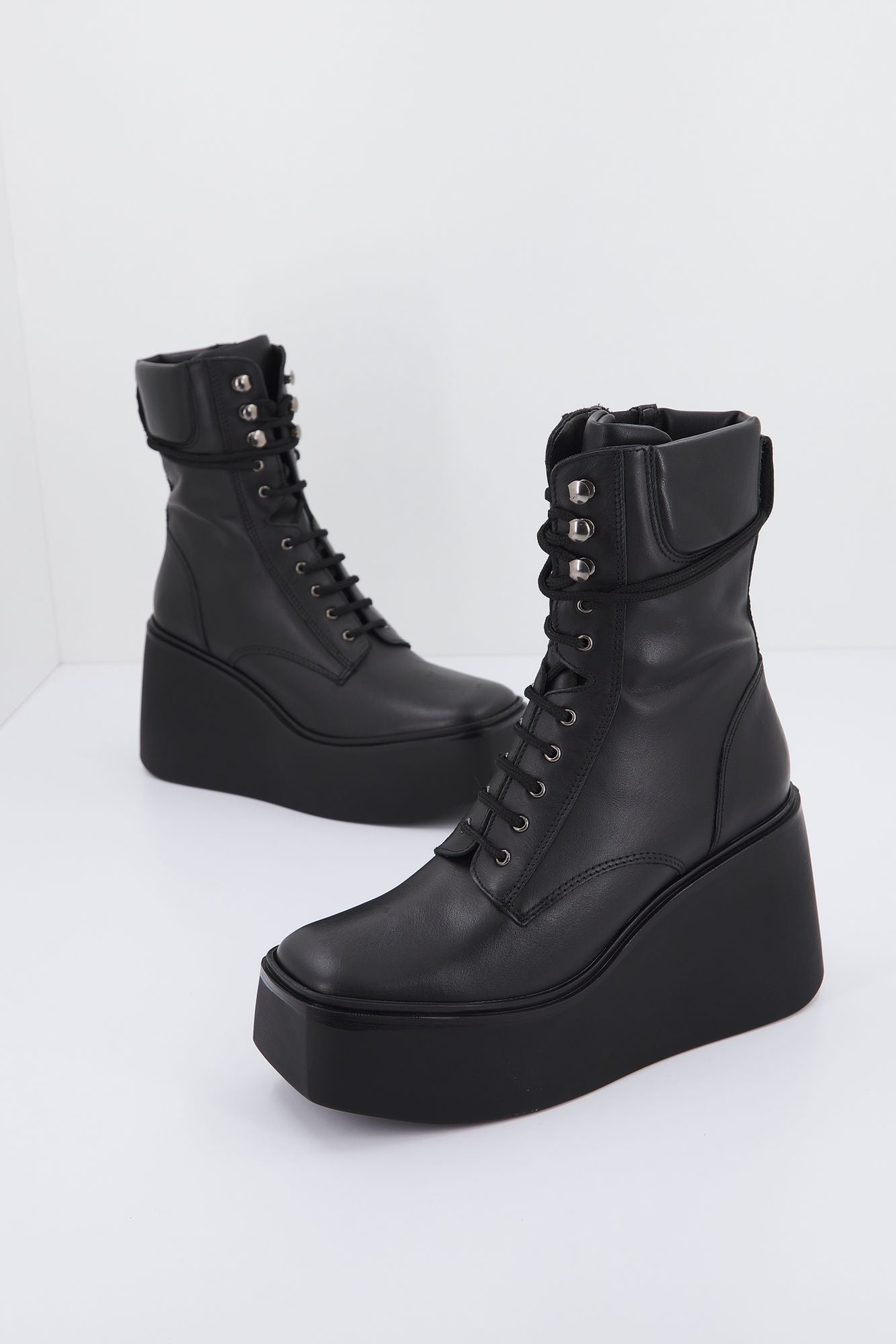 KURT GEIGER LONDON STATELY LACE UP BOOT en color NEGRO (1)
