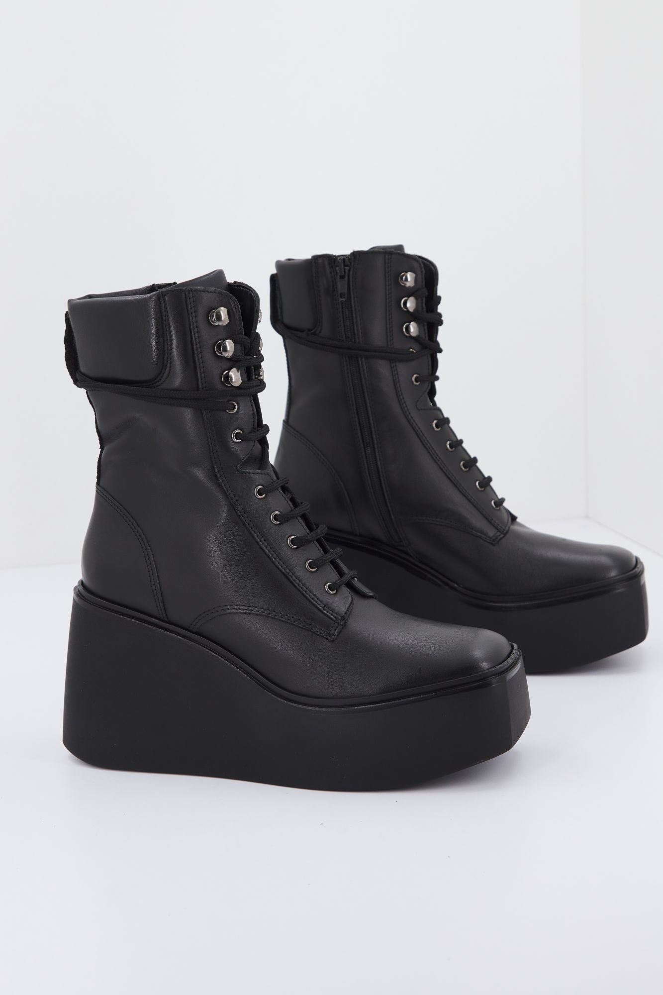 KURT GEIGER LONDON STATELY LACE UP BOOT en color NEGRO (2)