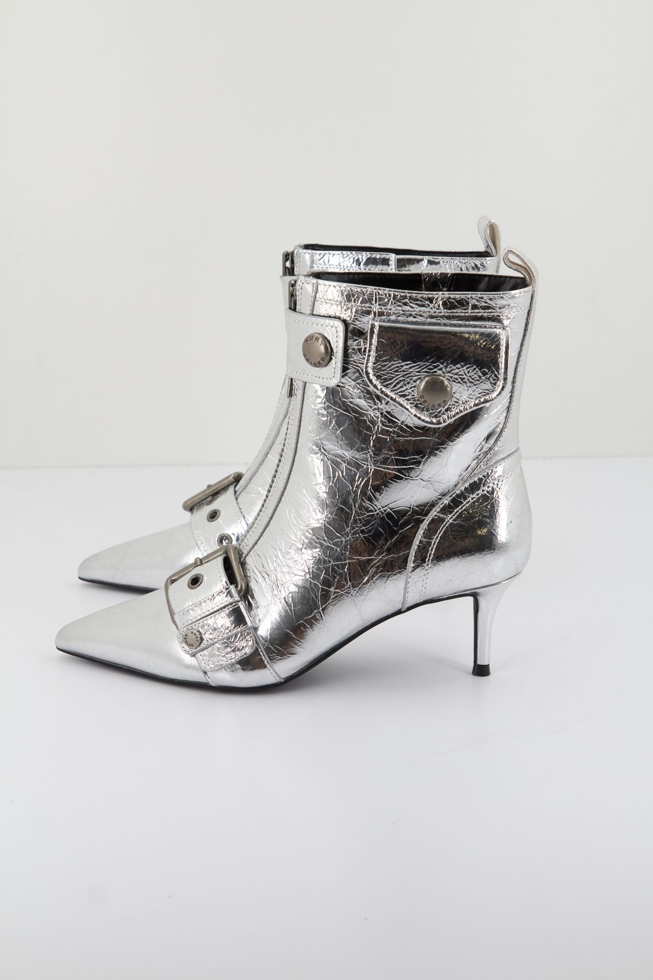 KURT GEIGER LONDON HACKNEY KITTEN BOOT en color PLATA (1)