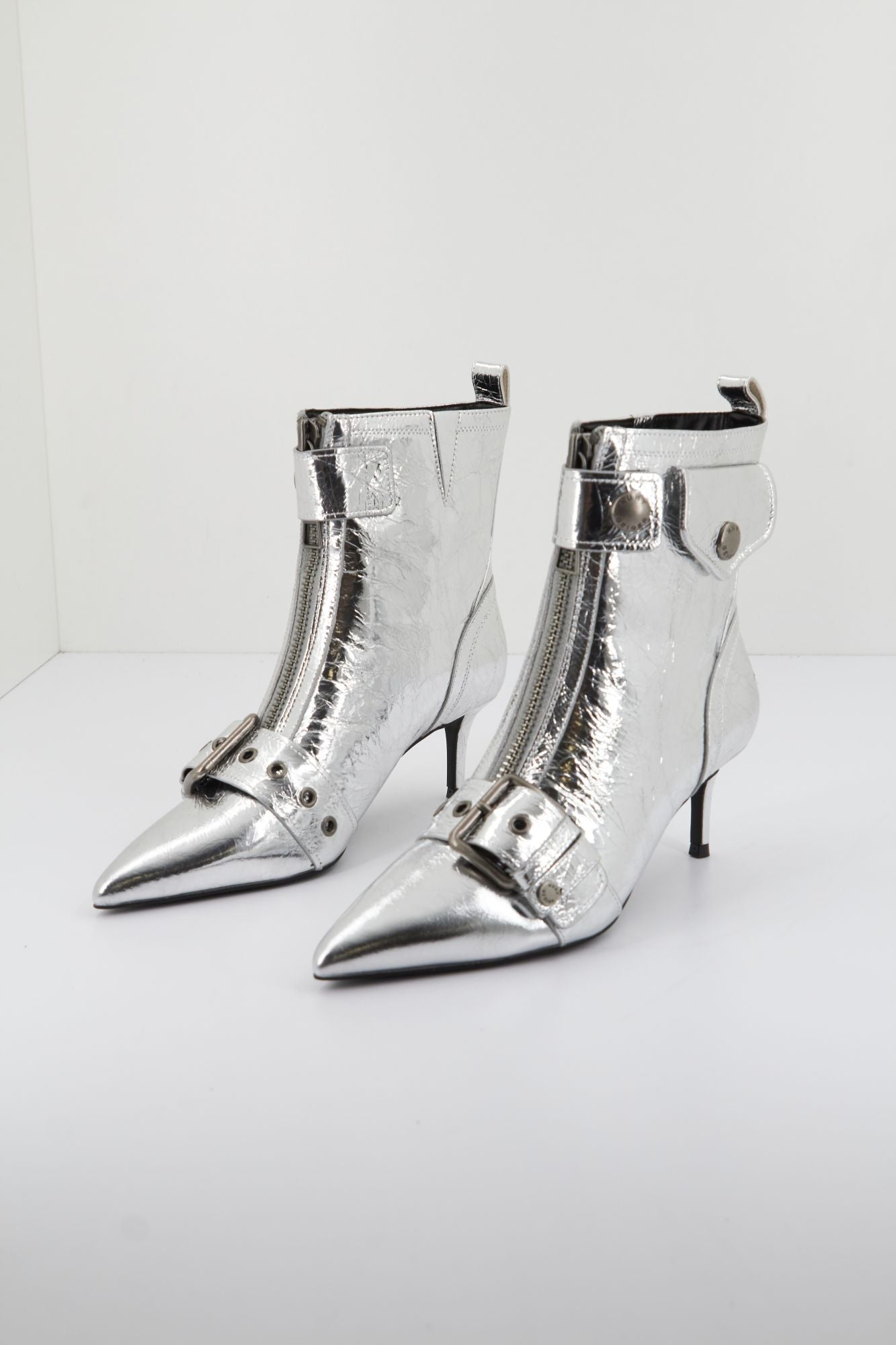 KURT GEIGER LONDON HACKNEY KITTEN BOOT en color PLATA (2)