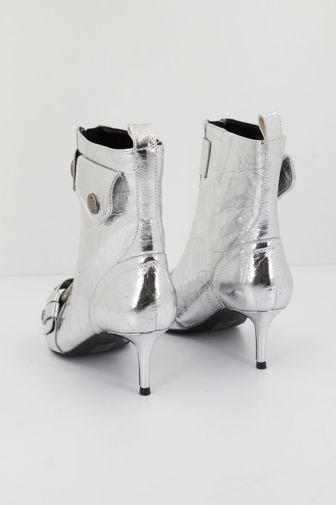 KURT GEIGER LONDON HACKNEY KITTEN BOOT en color PLATA (4)