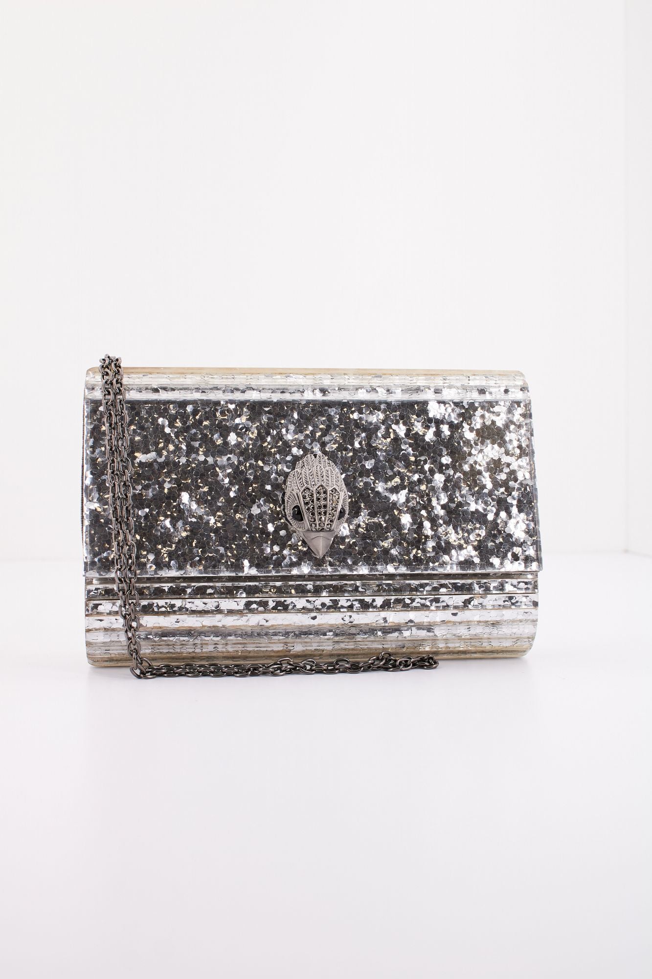 KURT GEIGER LONDON PARTU EAGLE CLUTH en color PLATA (1)