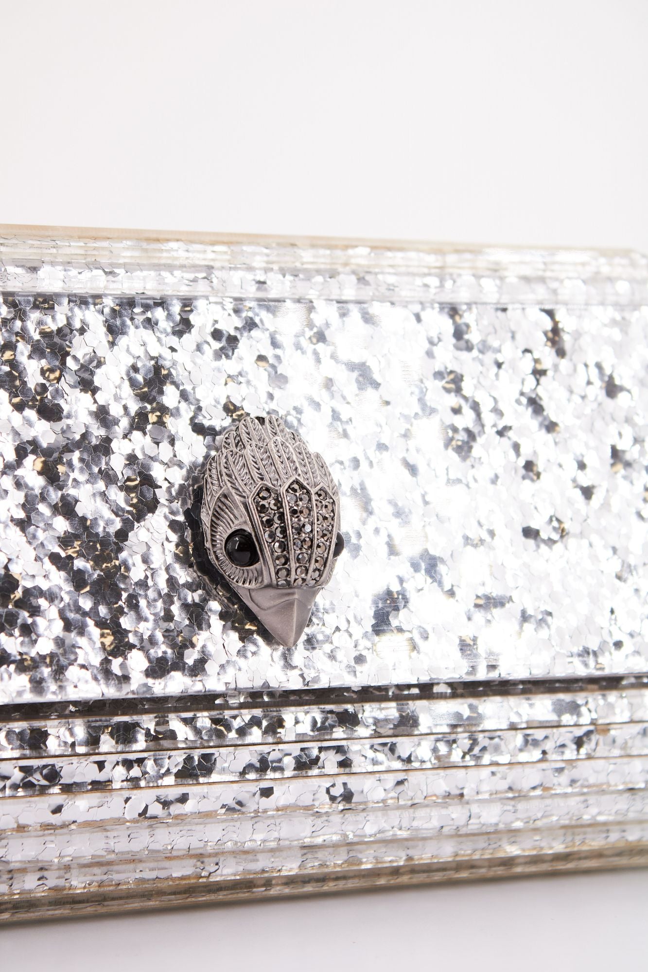 KURT GEIGER LONDON PARTU EAGLE CLUTH en color PLATA (4)