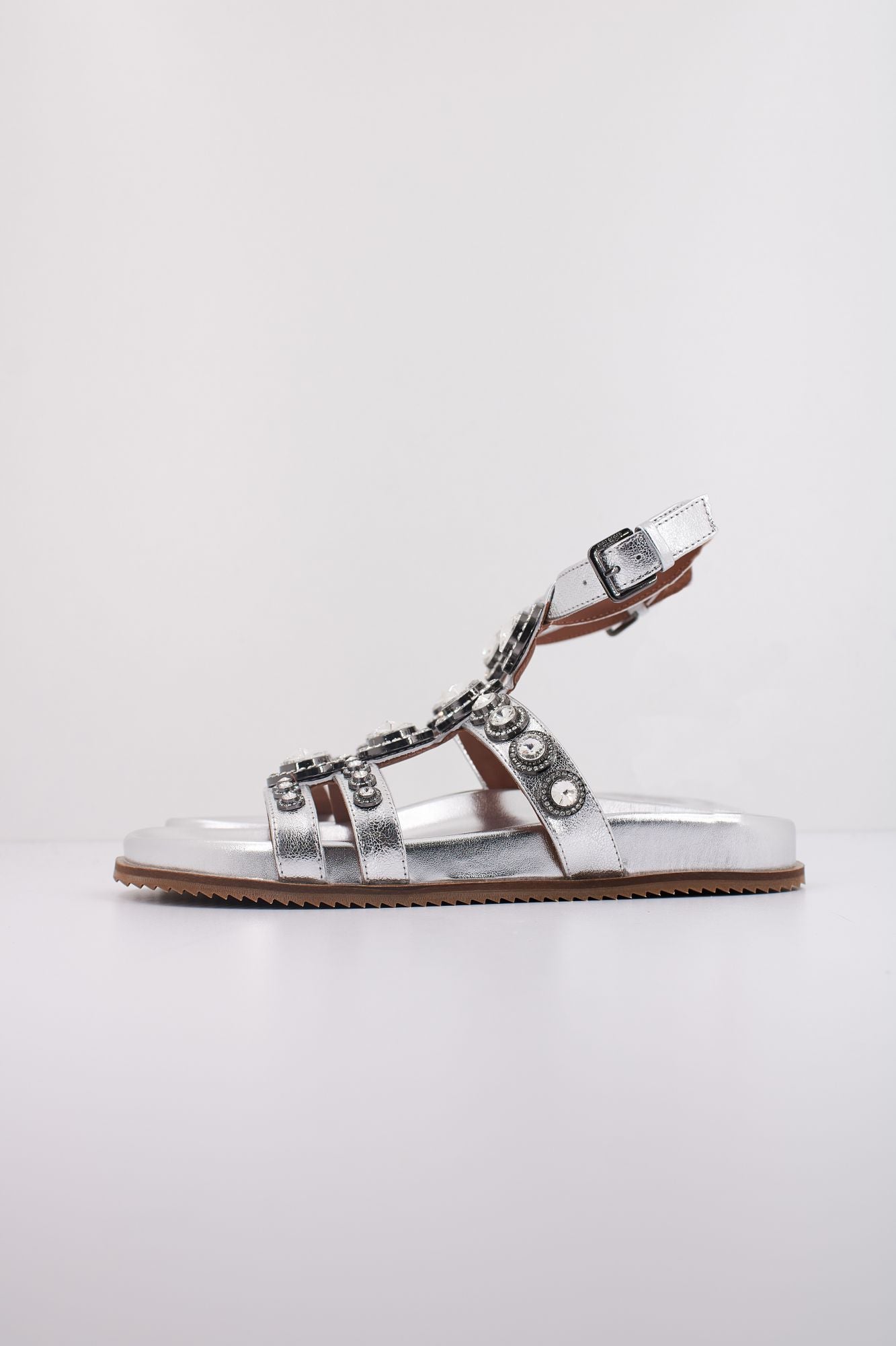 KURT GEIGER LONDON OCTAVIA FLEXI GLADIATOR en color PLATA (1)