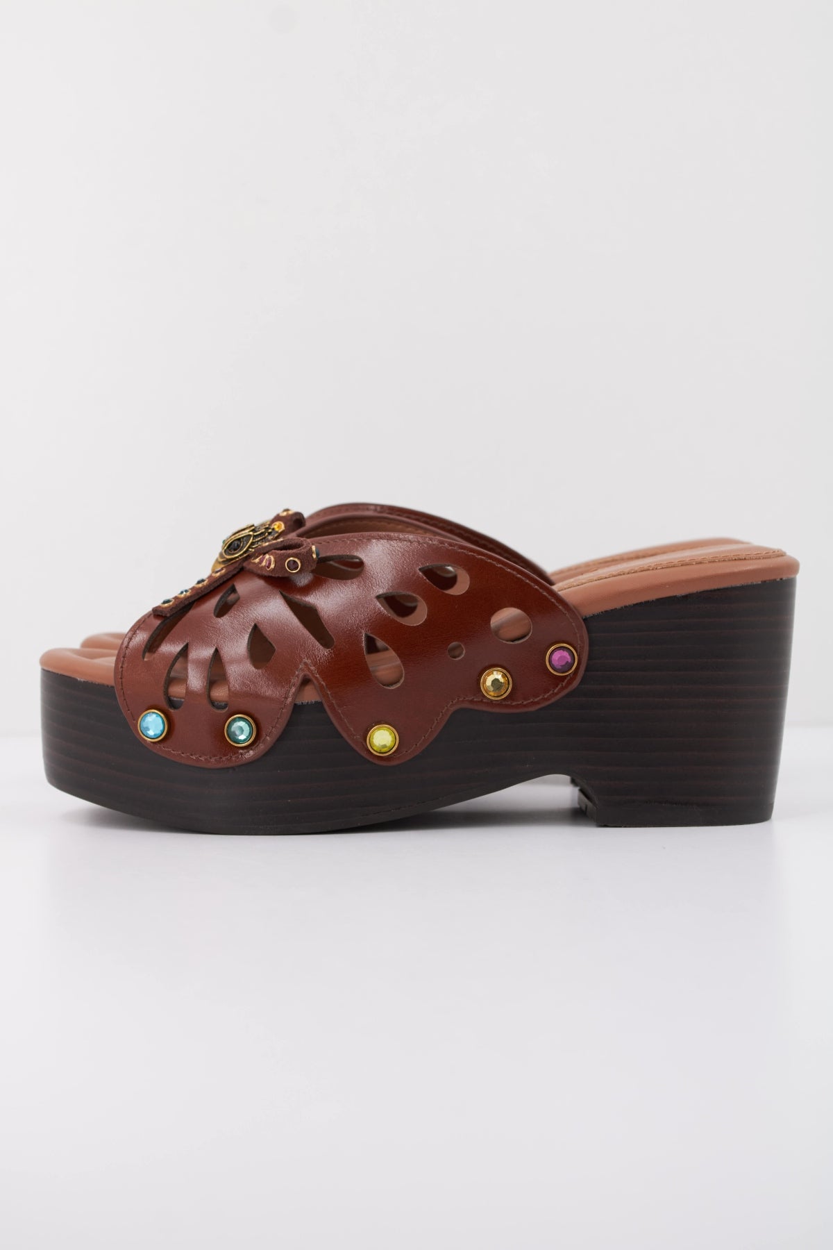 KURT GEIGER LONDON BUTTERFLY WEDGE MULE en color MARRON (1)