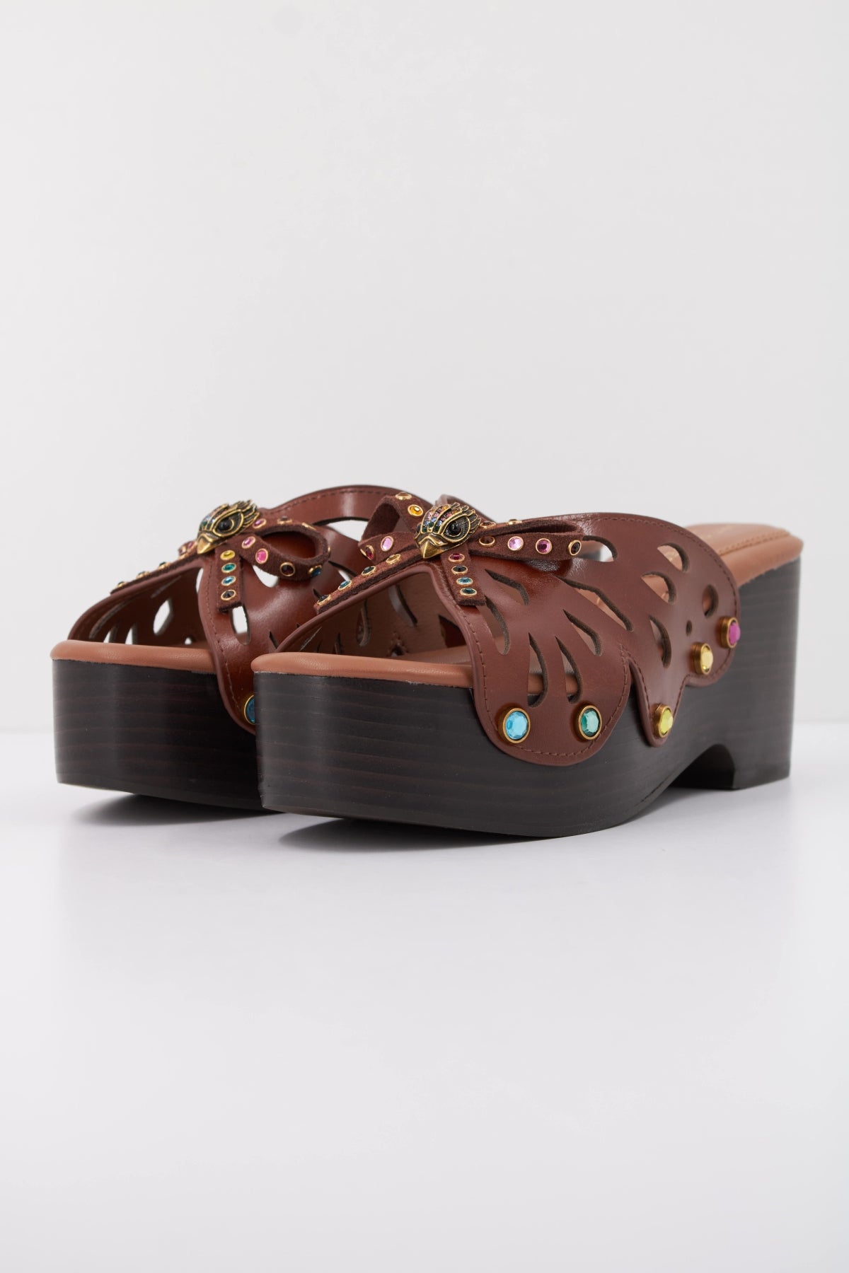KURT GEIGER LONDON BUTTERFLY WEDGE MULE en color MARRON (2)