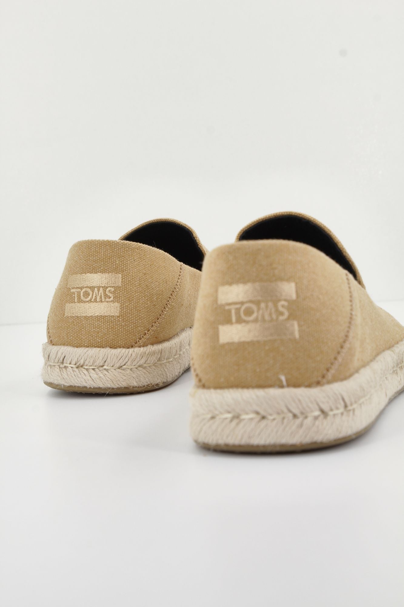 TOMS SANTIAGO en color MARRON CLARO (3)