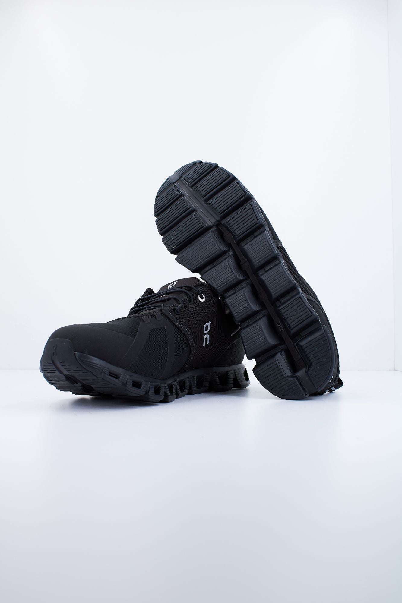 ON RUNNING CLOUD 5 en color NEGRO (4)