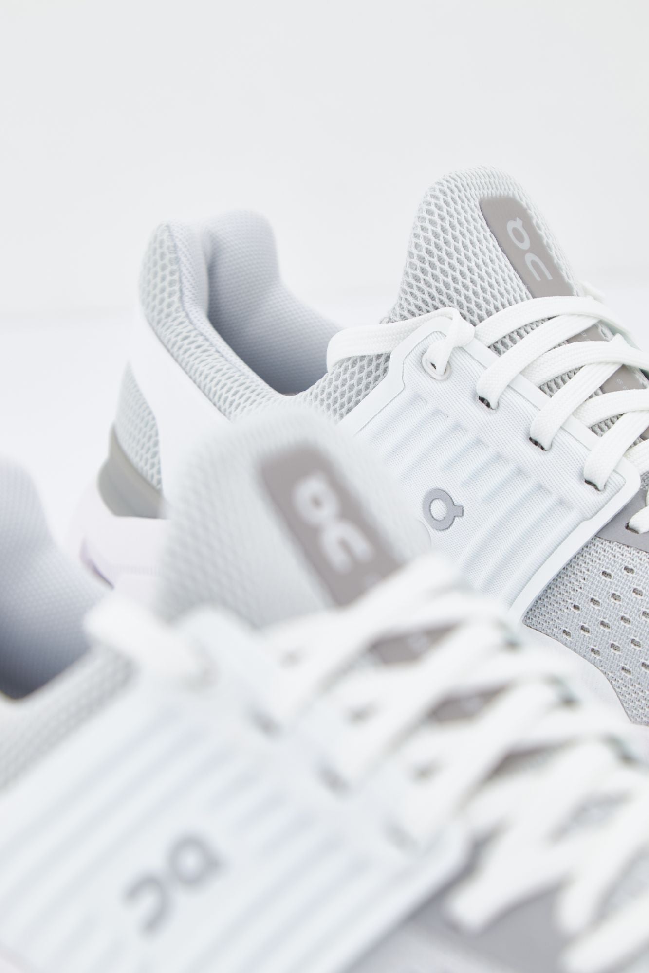 ON RUNNING CLOUDSWIFT en color GRIS (4)