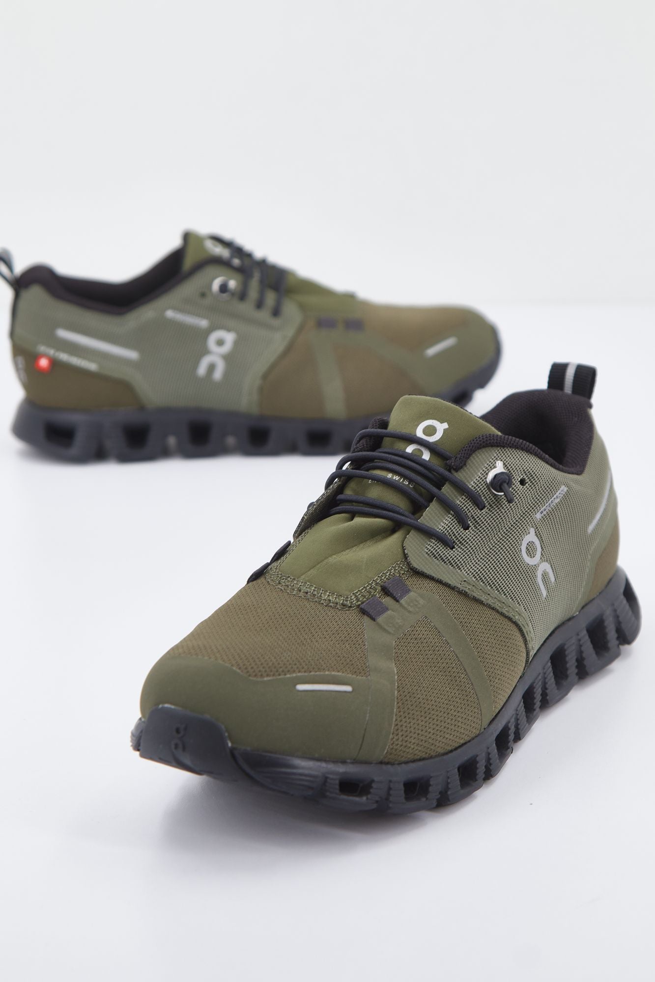 ON RUNNING CLOUD 5 WATERPROOF en color VERDE (1)