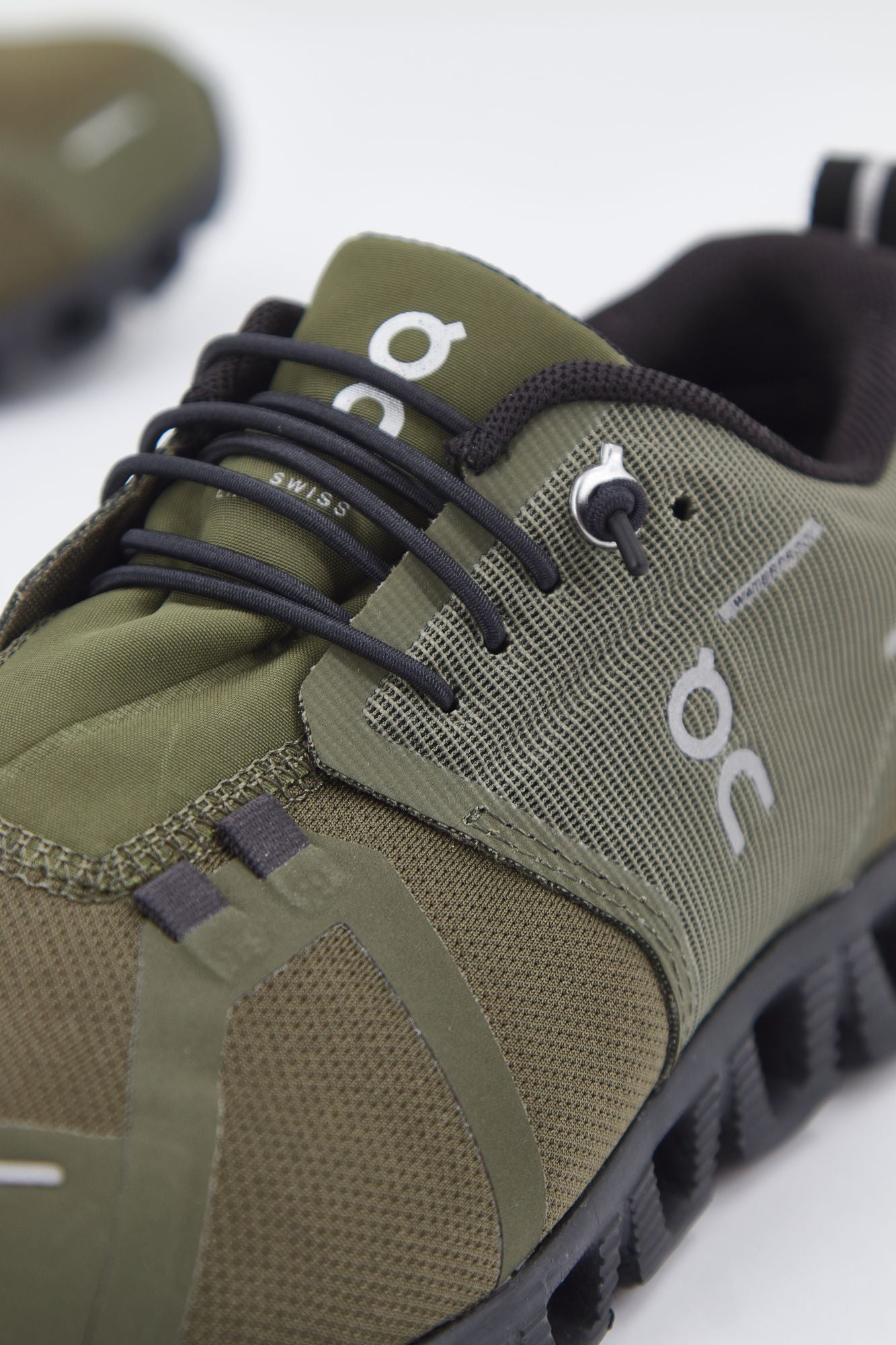 ON RUNNING CLOUD 5 WATERPROOF en color VERDE (4)