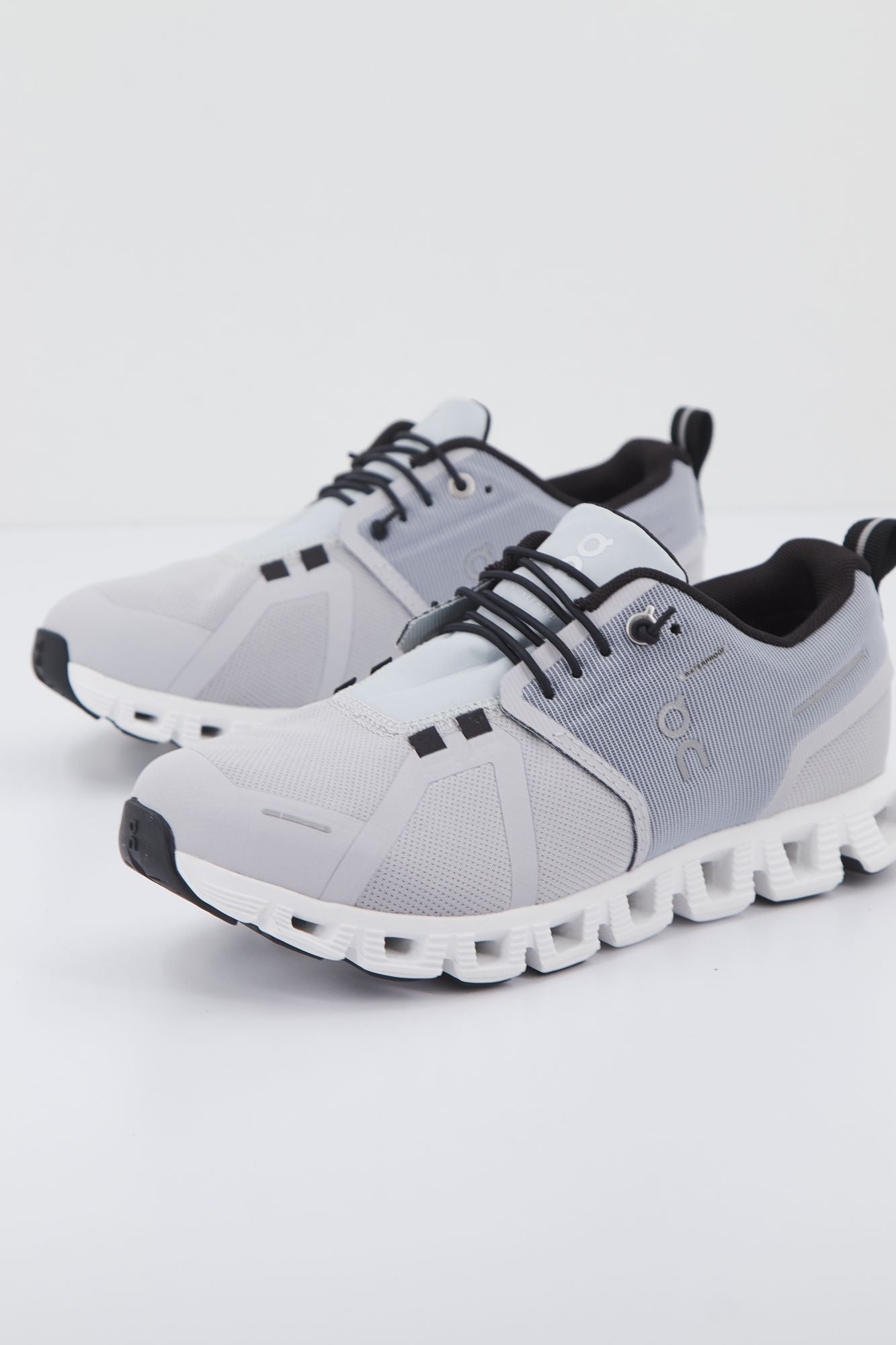 ON RUNNING CLOUD 5 WATERPROOF en color GRIS (2)