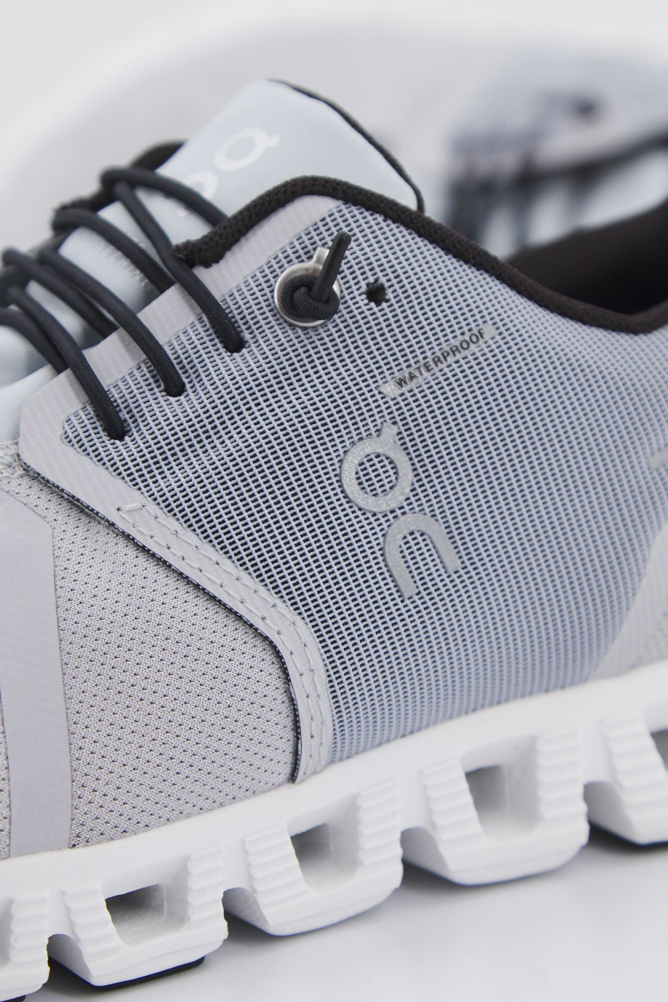 ON RUNNING CLOUD 5 WATERPROOF en color GRIS (4)