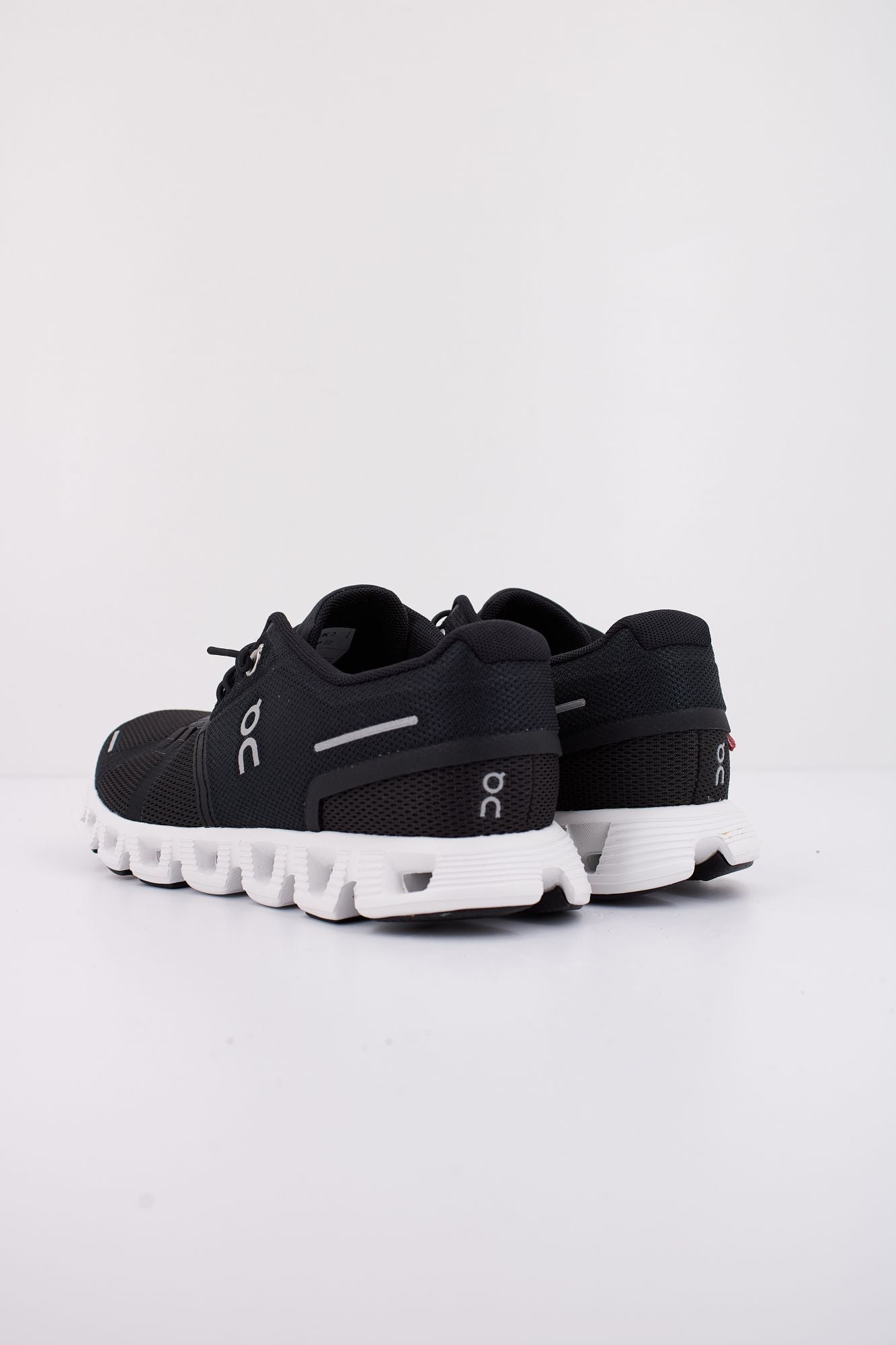 ON RUNNING CLOUD 5 en color NEGRO (4)