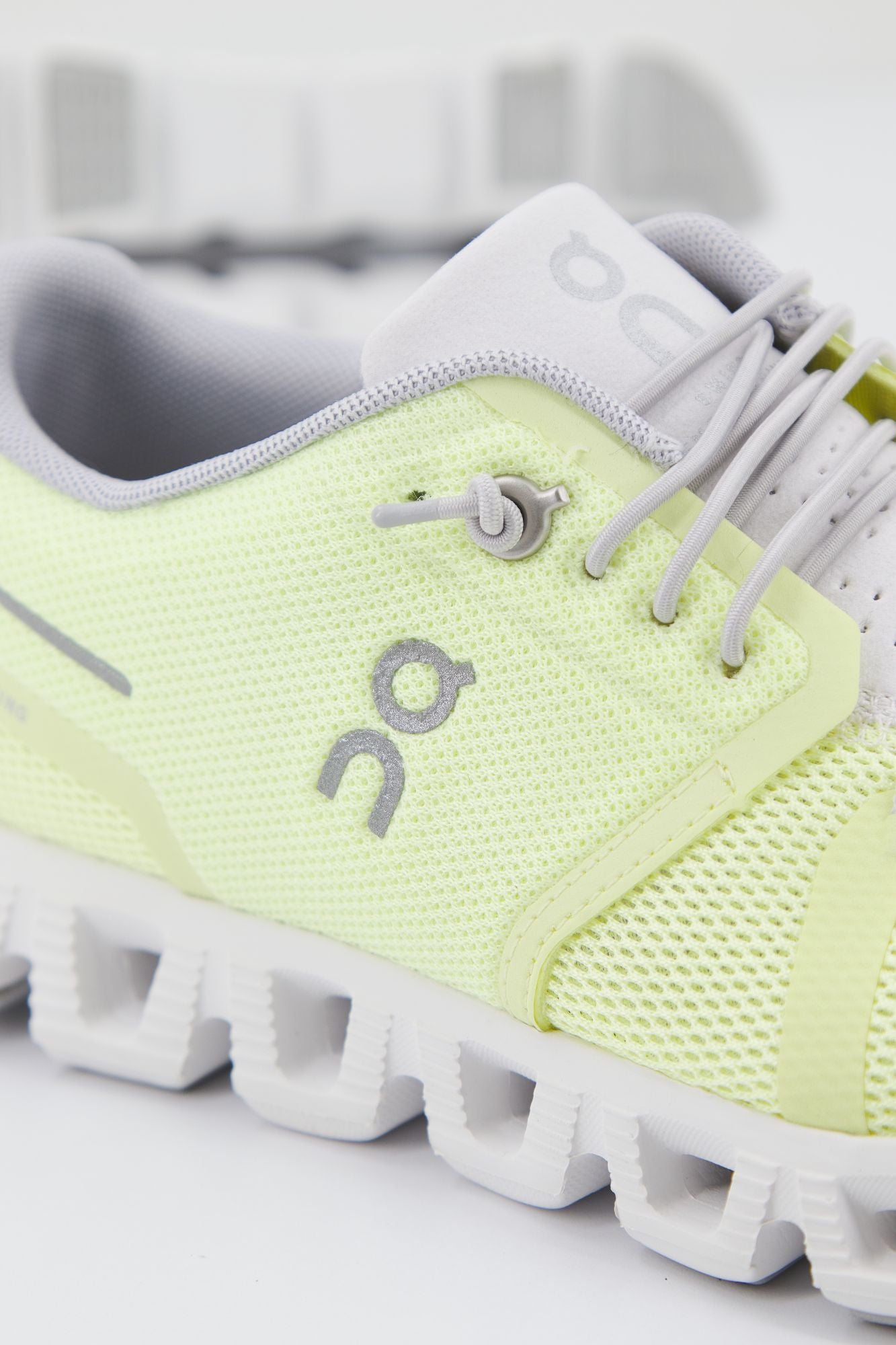 ON RUNNING CLOUD 5 en color AMARILLO (4)