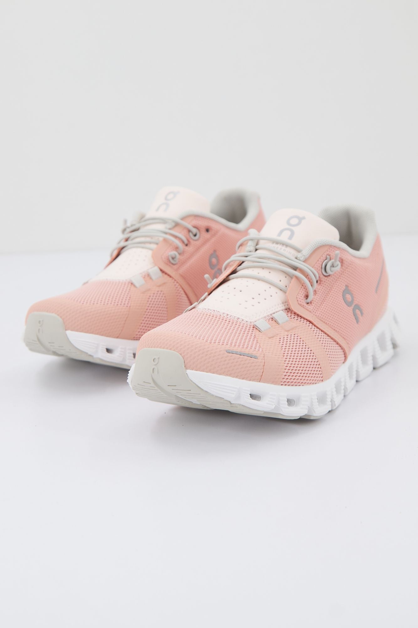 ON RUNNING CLOUD 5 en color ROSA (2)