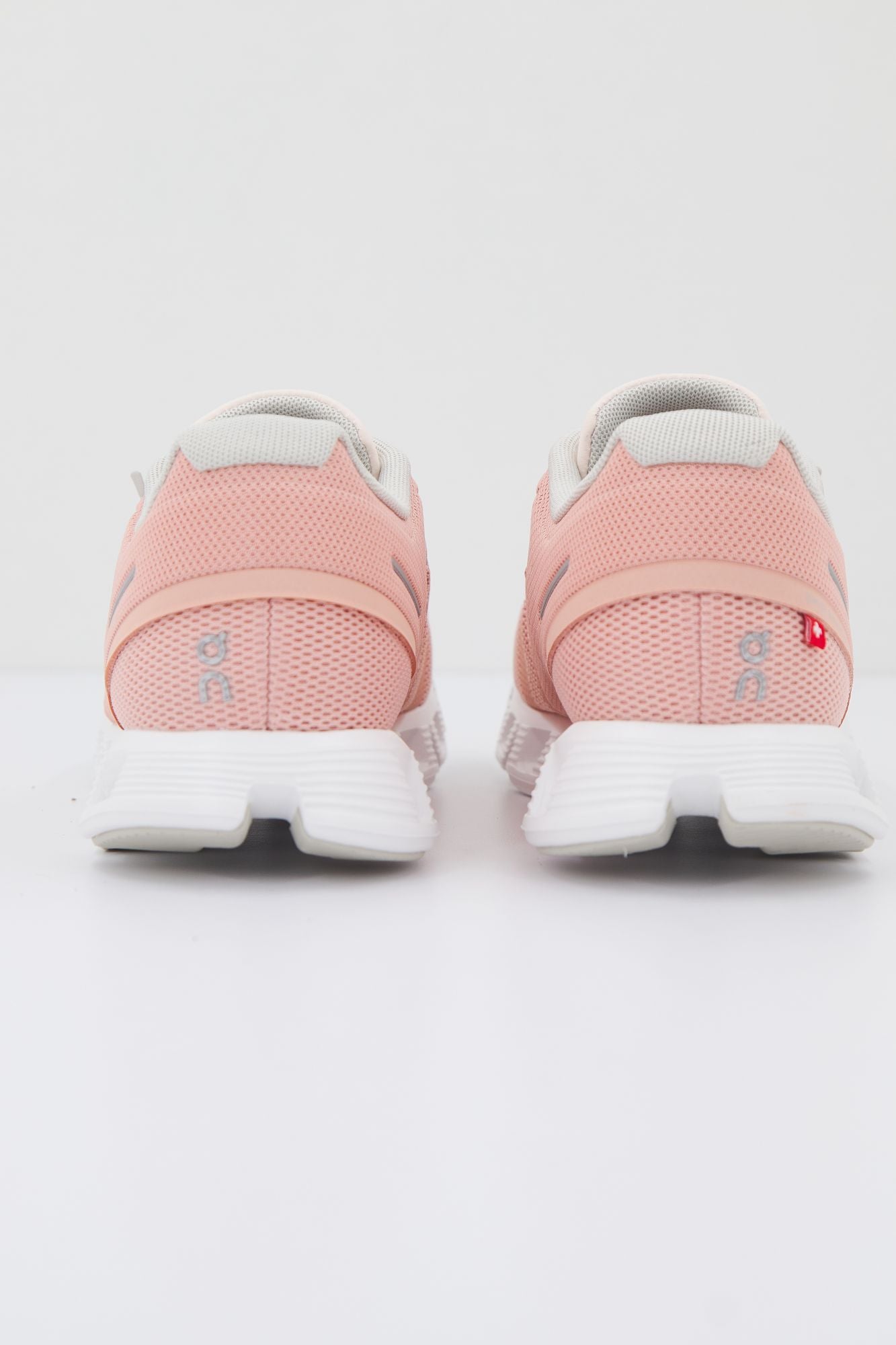 ON RUNNING CLOUD 5 en color ROSA (3)