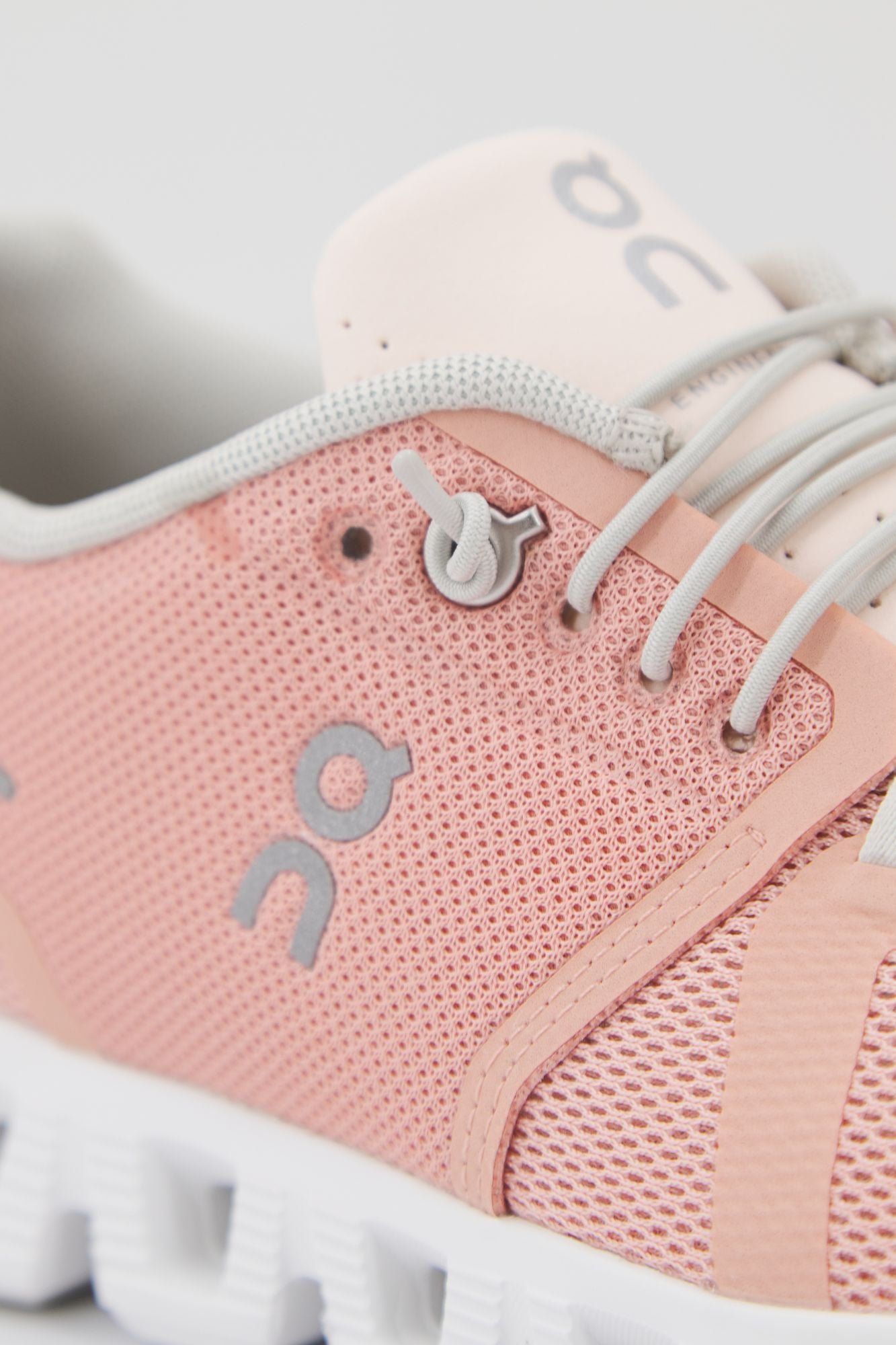 ON RUNNING CLOUD 5 en color ROSA (4)