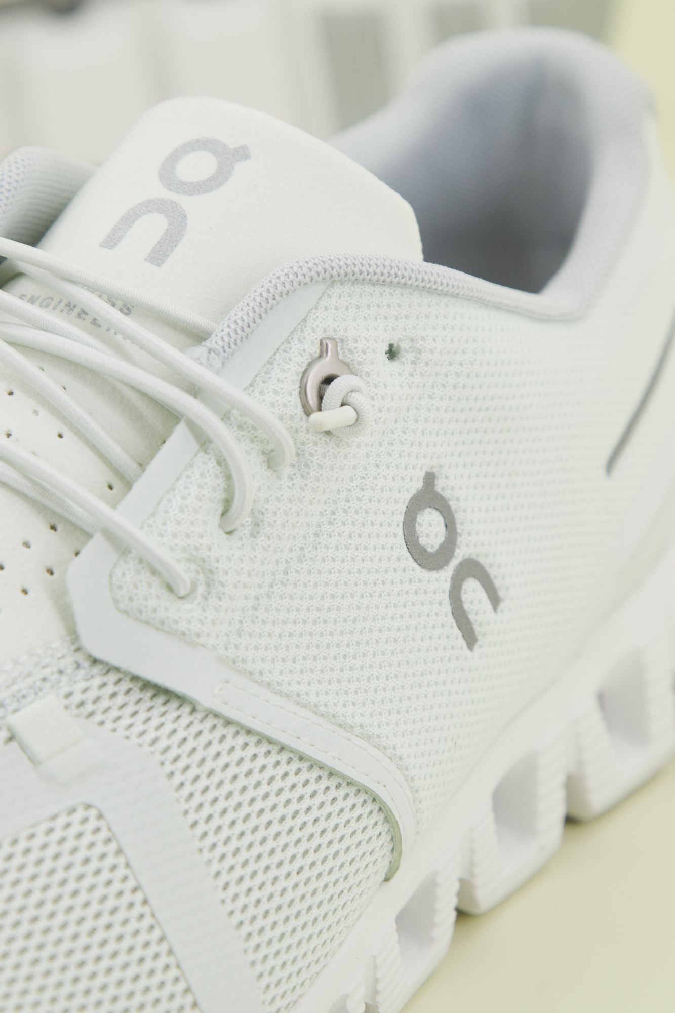 ON RUNNING CLOUD 5 en color BLANCO (4)