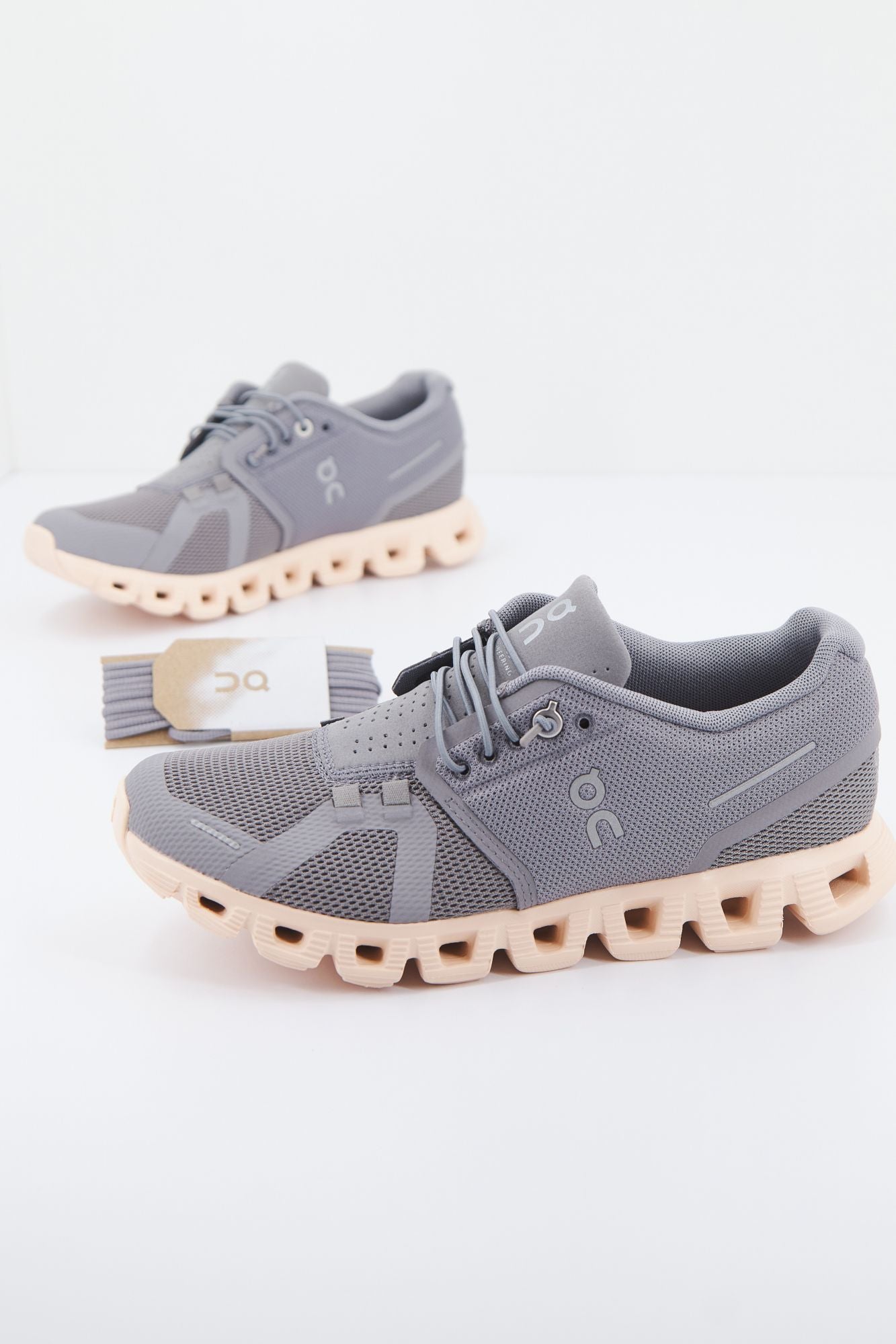 ON RUNNING CLOUD 5 en color GRIS (1)