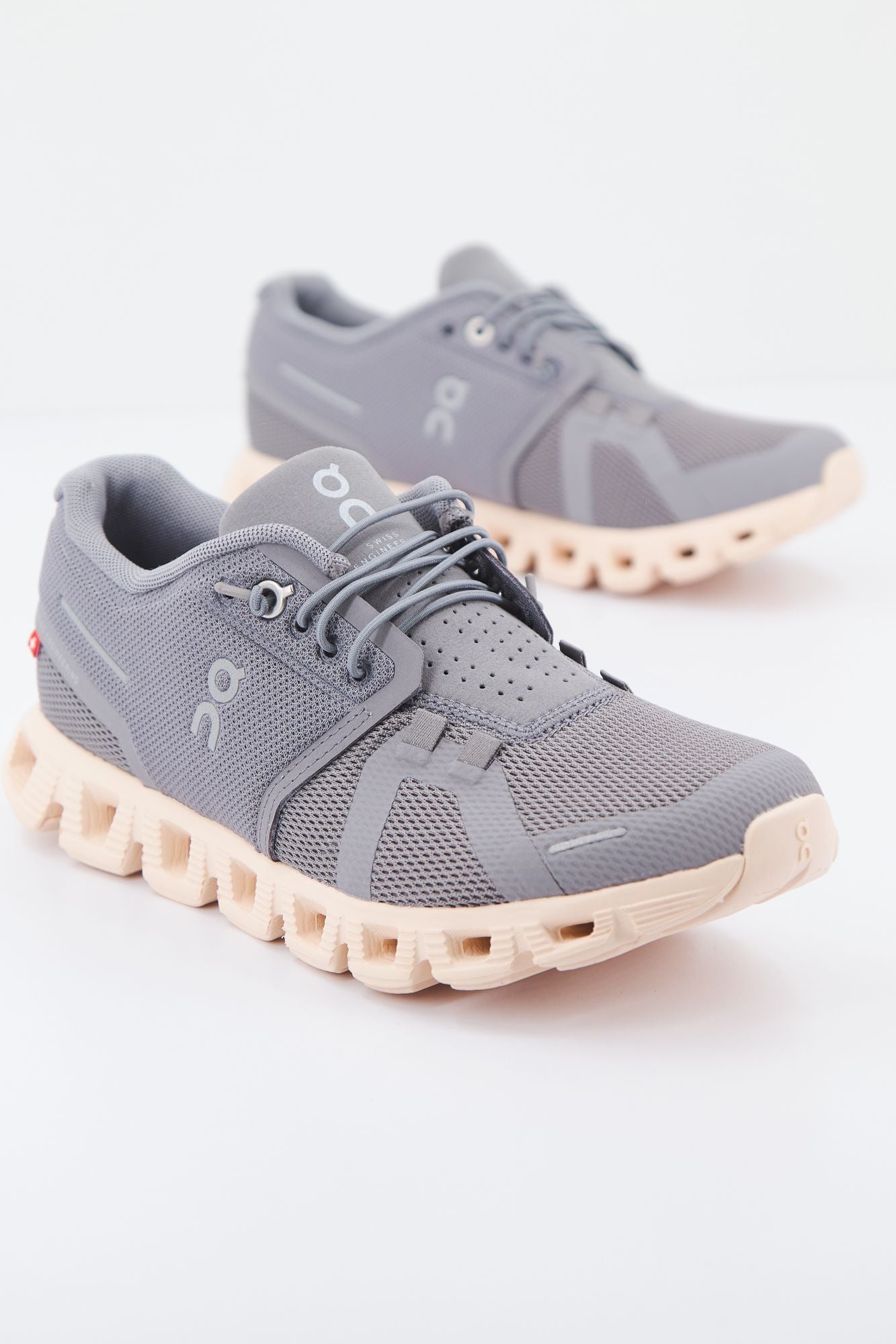 ON RUNNING CLOUD 5 en color GRIS (2)
