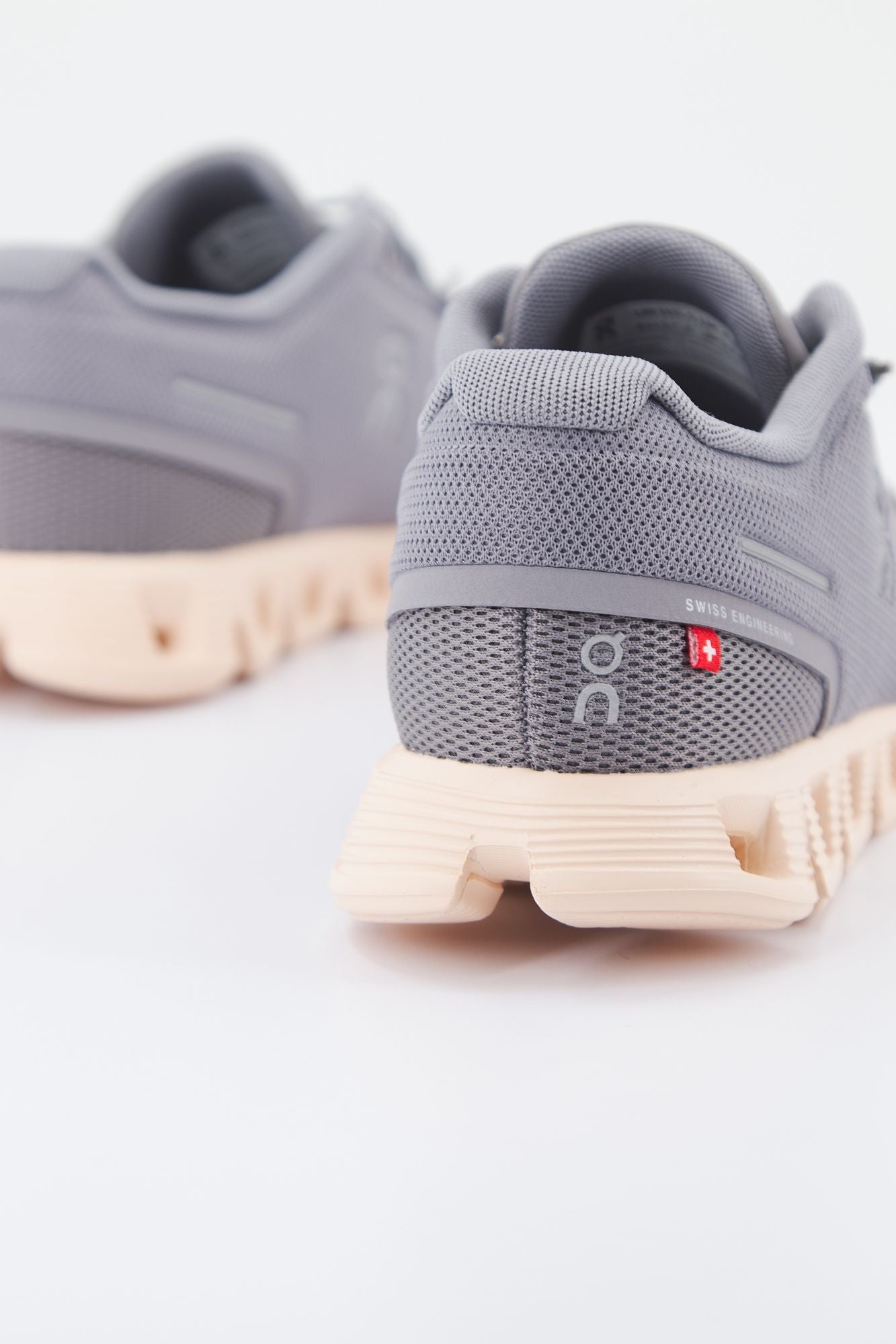ON RUNNING CLOUD 5 en color GRIS (3)