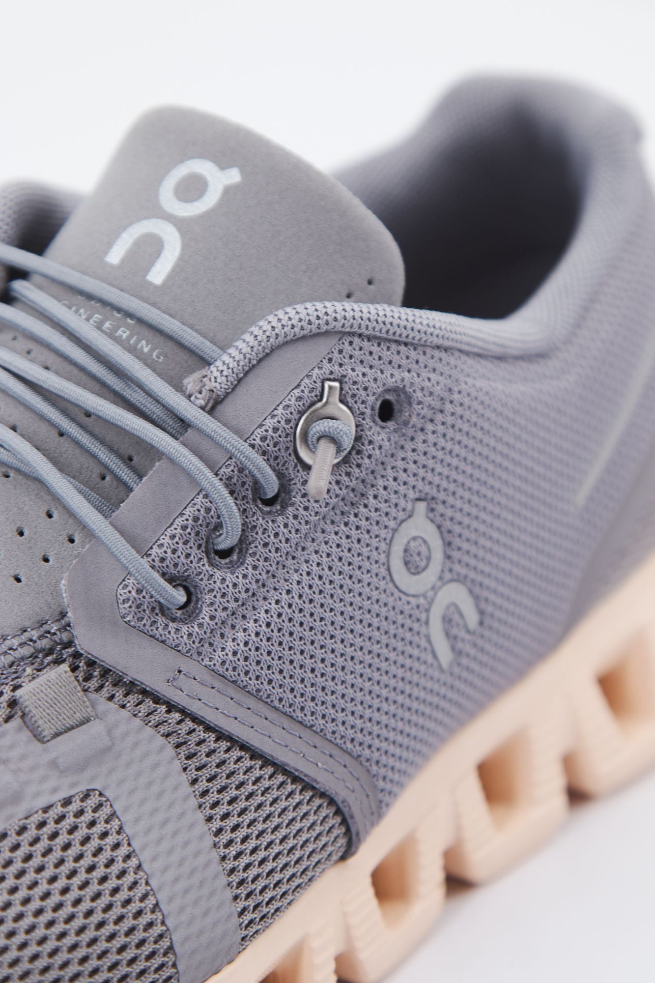 ON RUNNING CLOUD 5 en color GRIS (4)