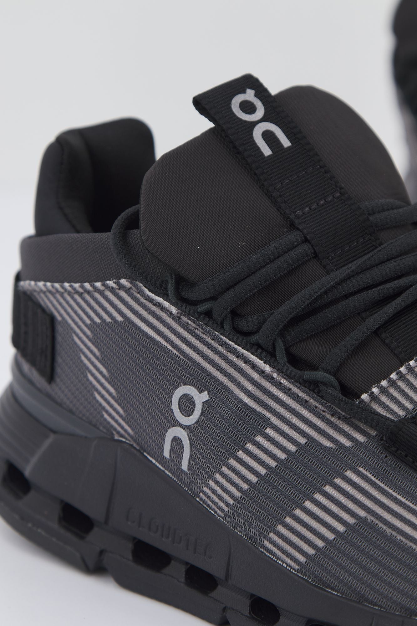 ON RUNNING CLOUDNOVA VOI en color NEGRO (4)