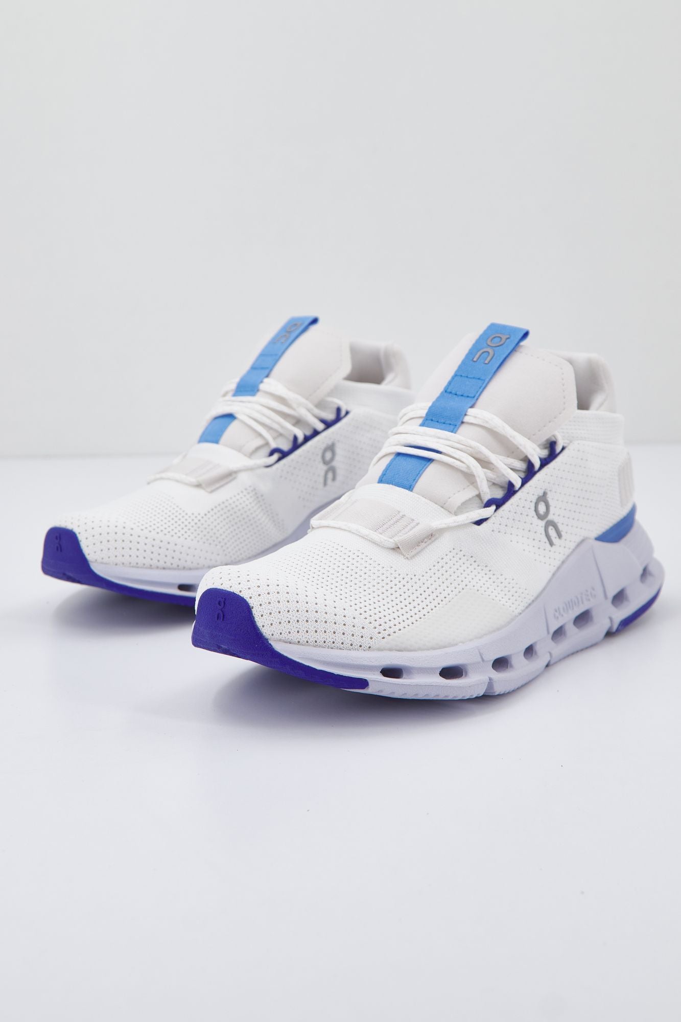 ON RUNNING CLOUDULTRA en color BLANCO (2)