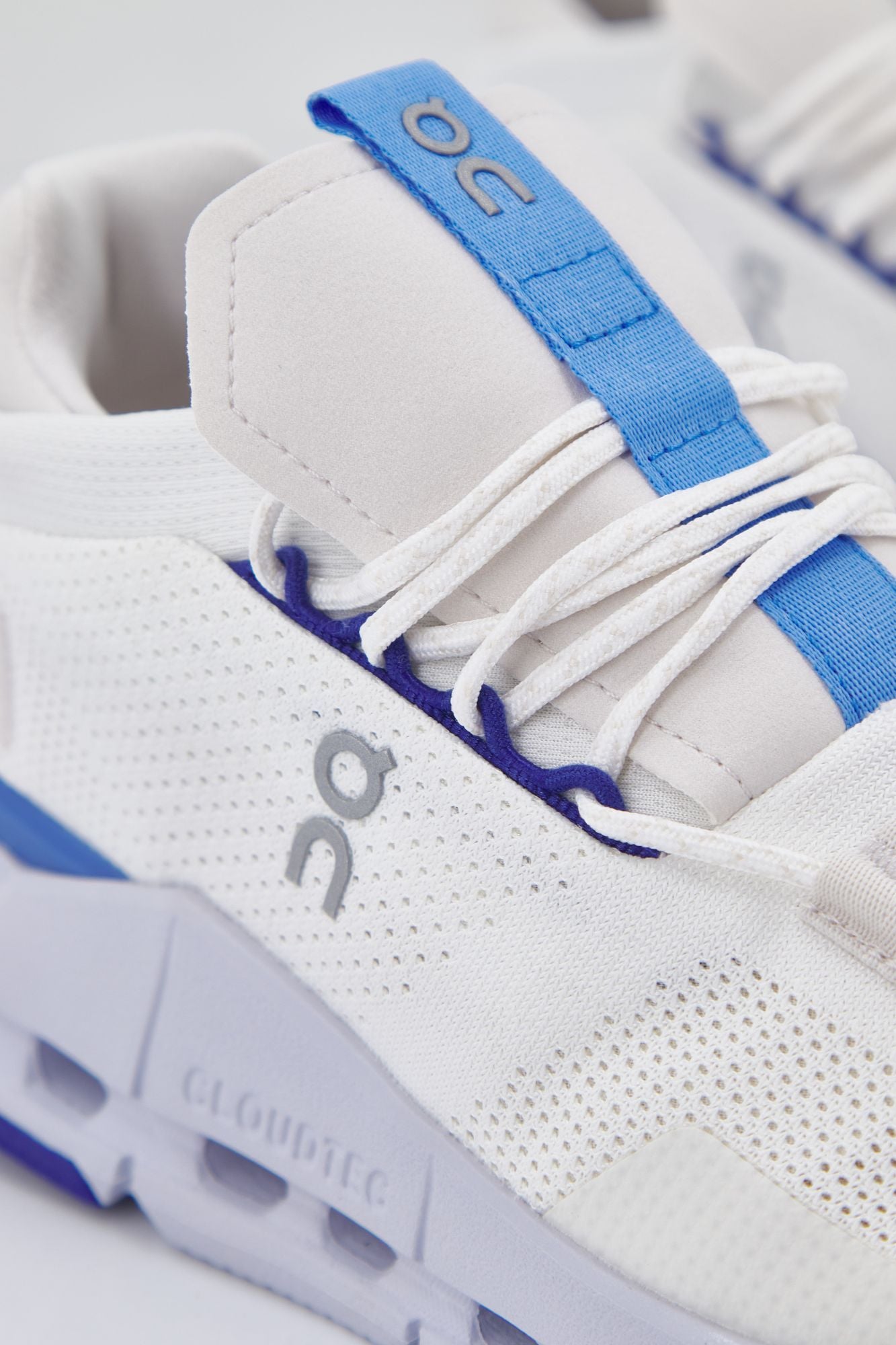 ON RUNNING CLOUDULTRA en color BLANCO (4)