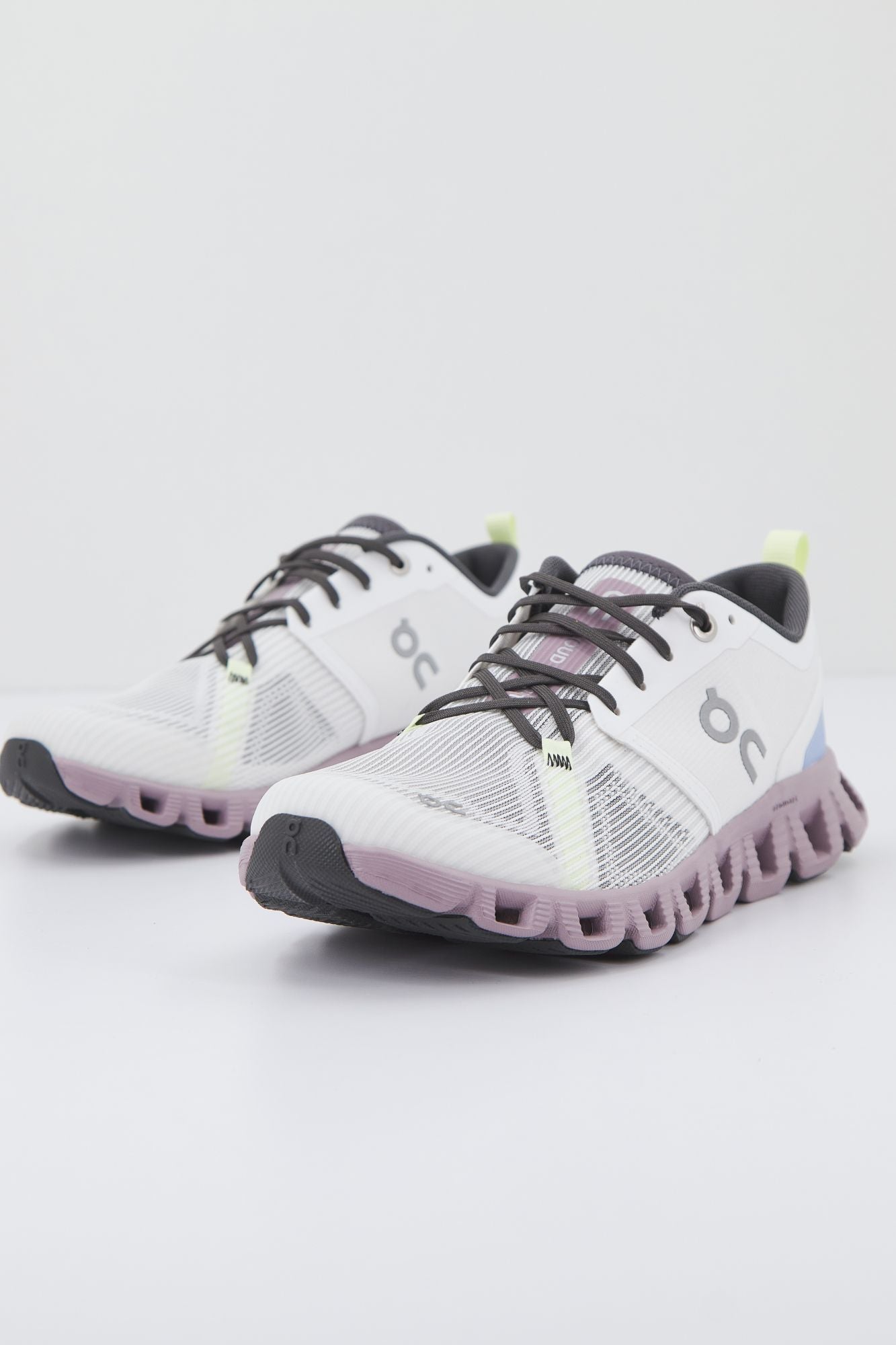 ON RUNNING CLOUD X SHIFT en color BLANCO (2)