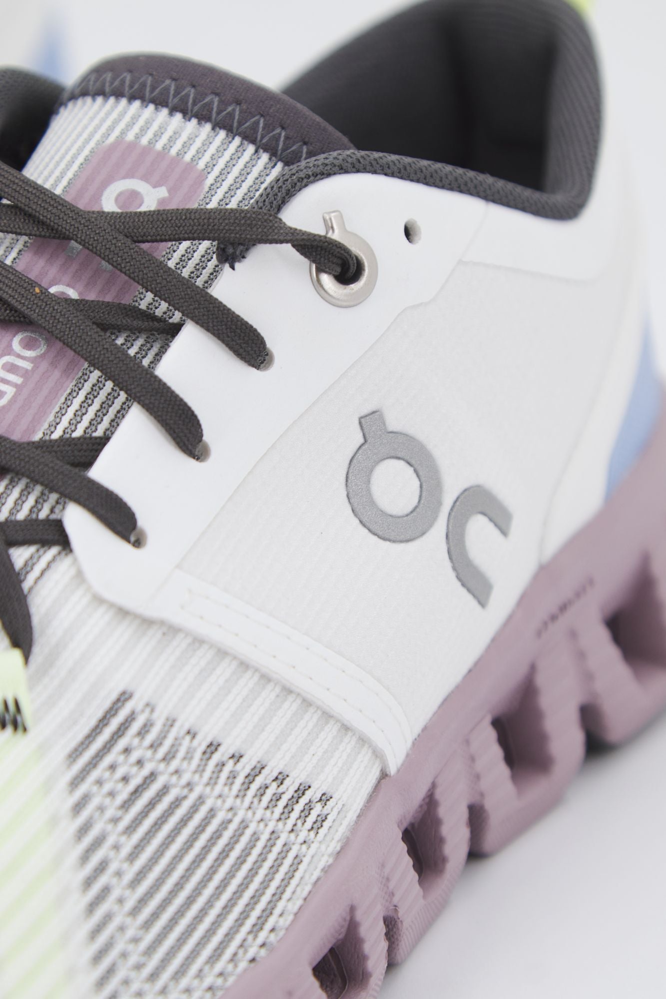 ON RUNNING CLOUD X SHIFT en color BLANCO (4)