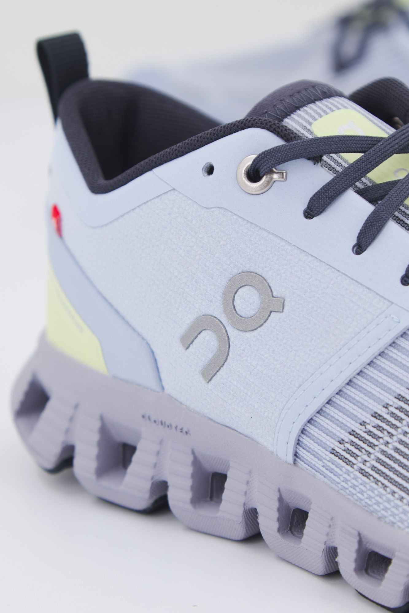 ON RUNNING CLOUD X SHIFT en color VIOLETA (4)