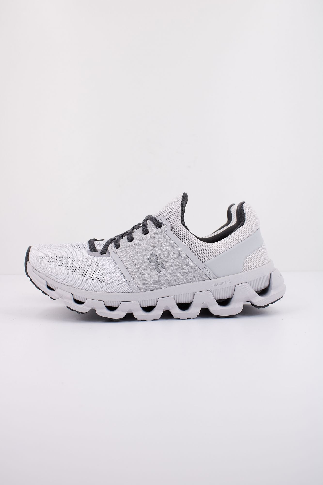 ON RUNNING CLOUDNOVA en color GRIS (1)