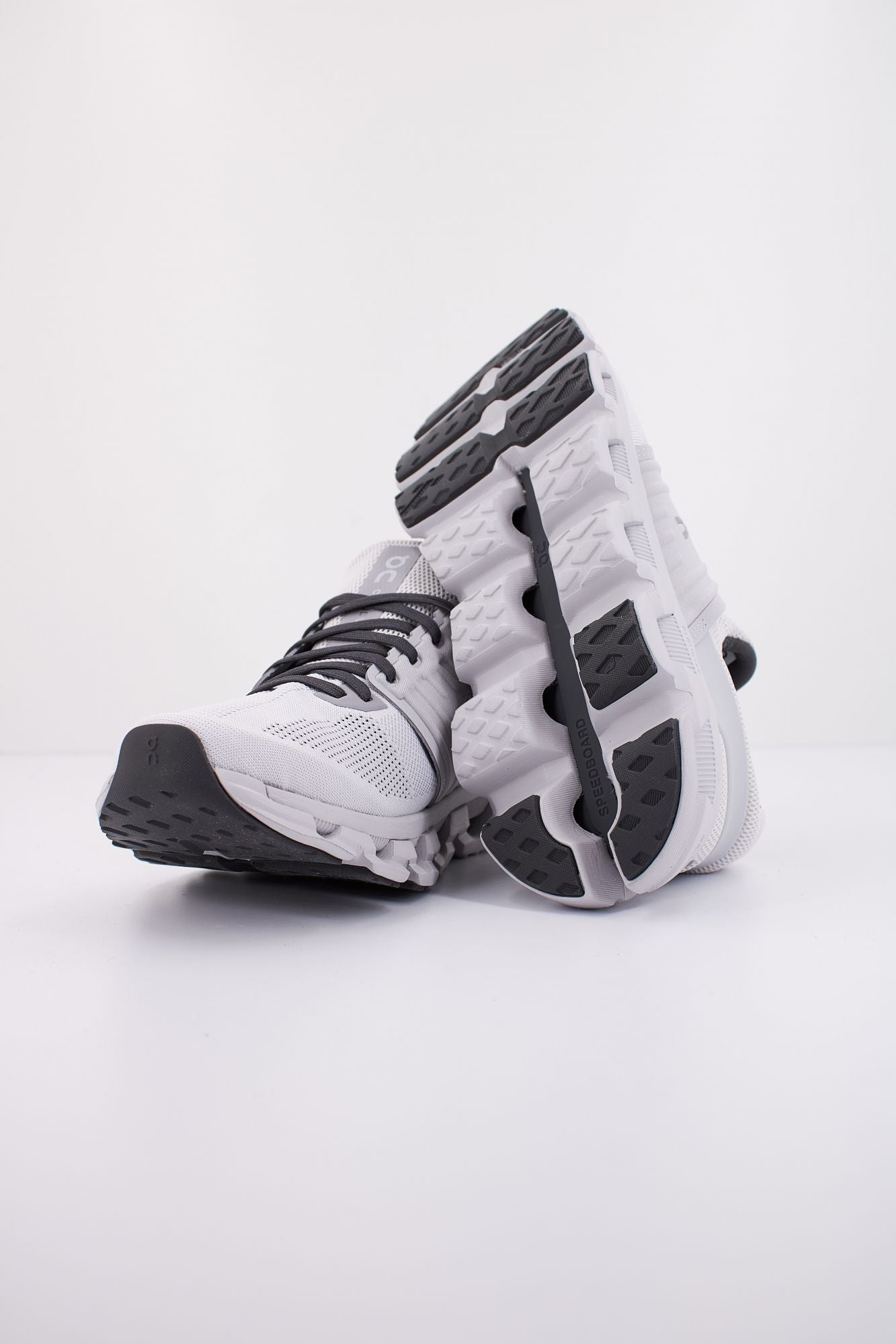 ON RUNNING CLOUDNOVA en color GRIS (5)