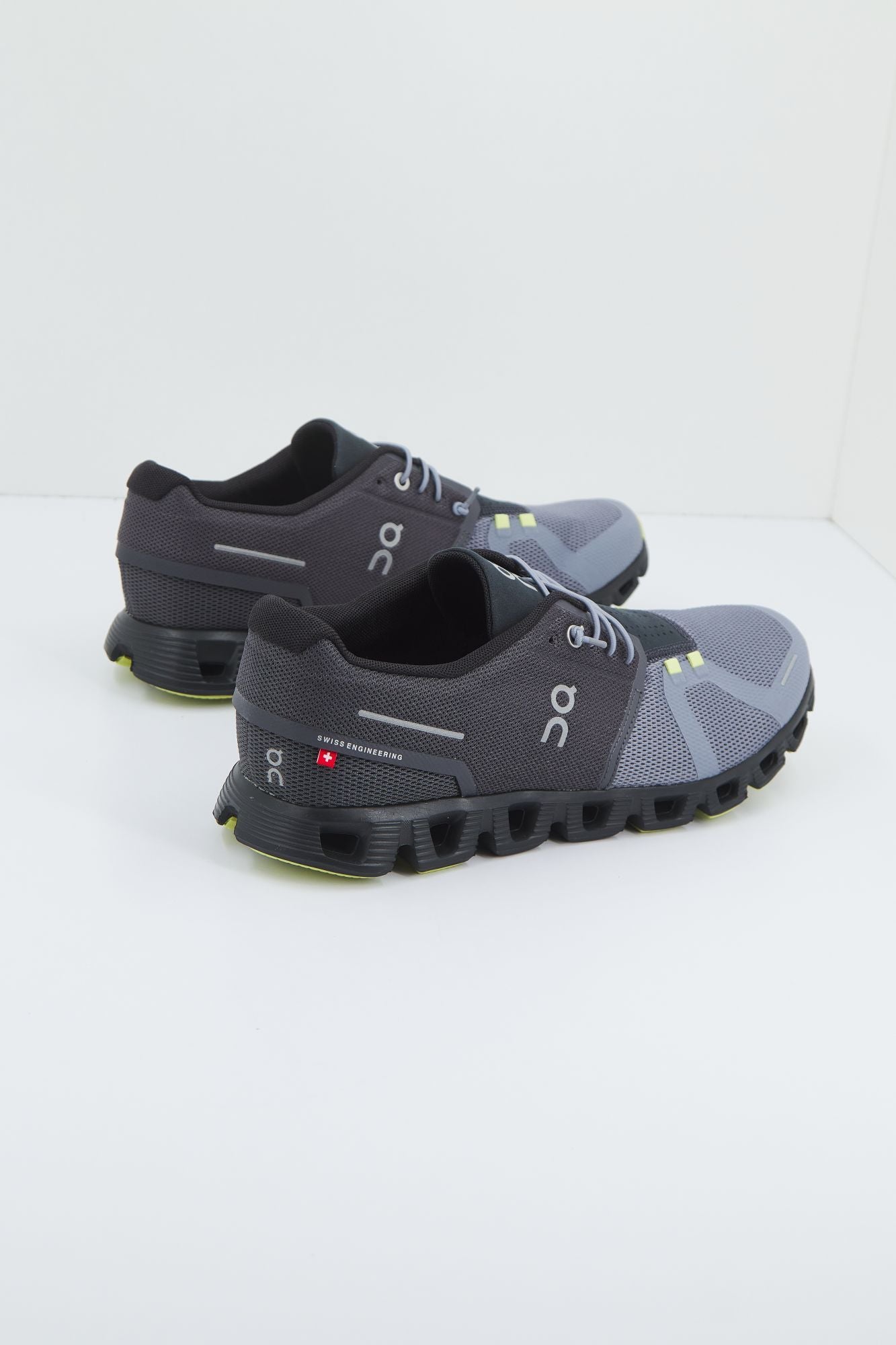 ON RUNNING CLOUD 5 en color GRIS (2)