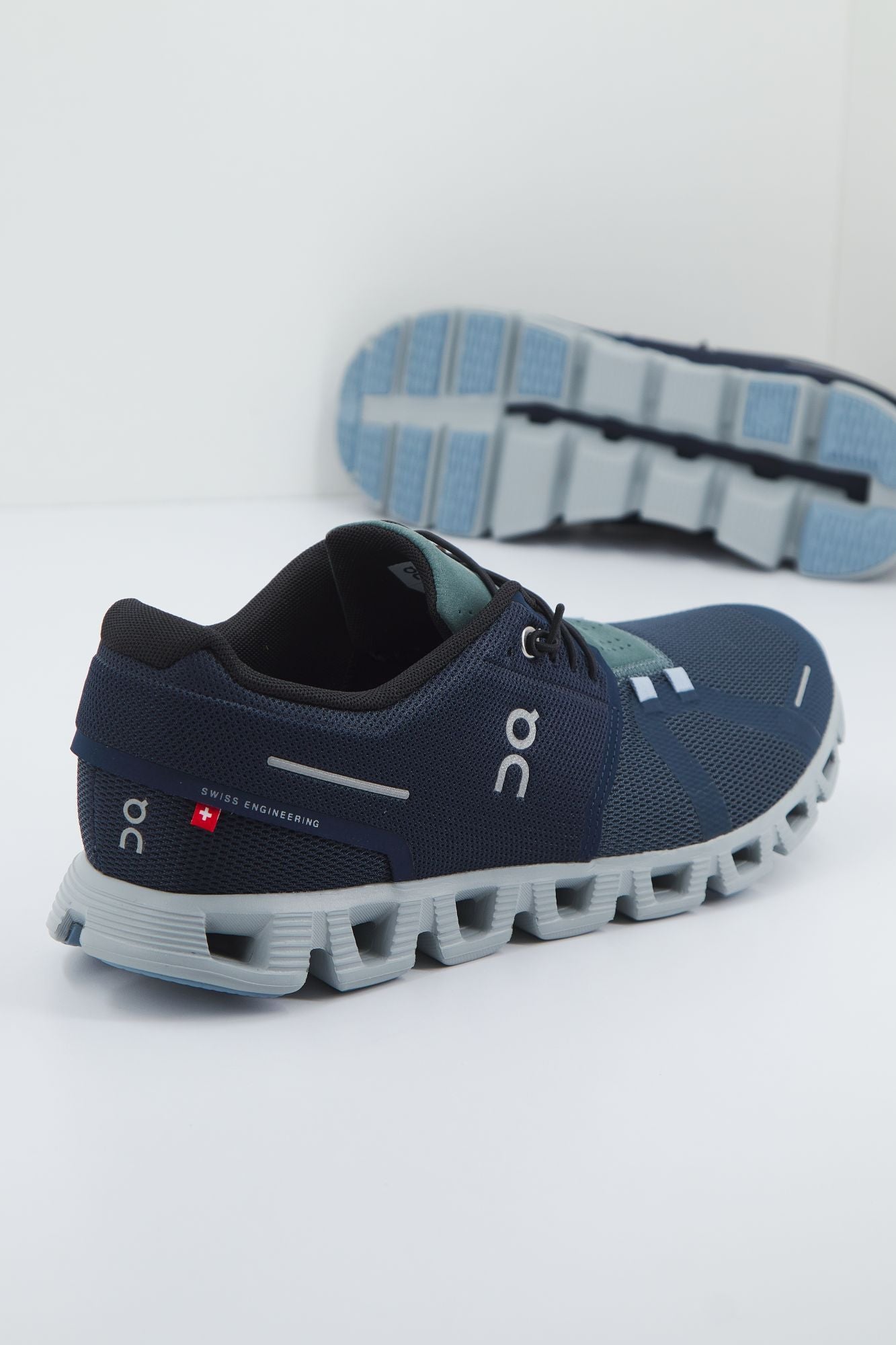 ON RUNNING CLOUD 5 en color AZUL (3)