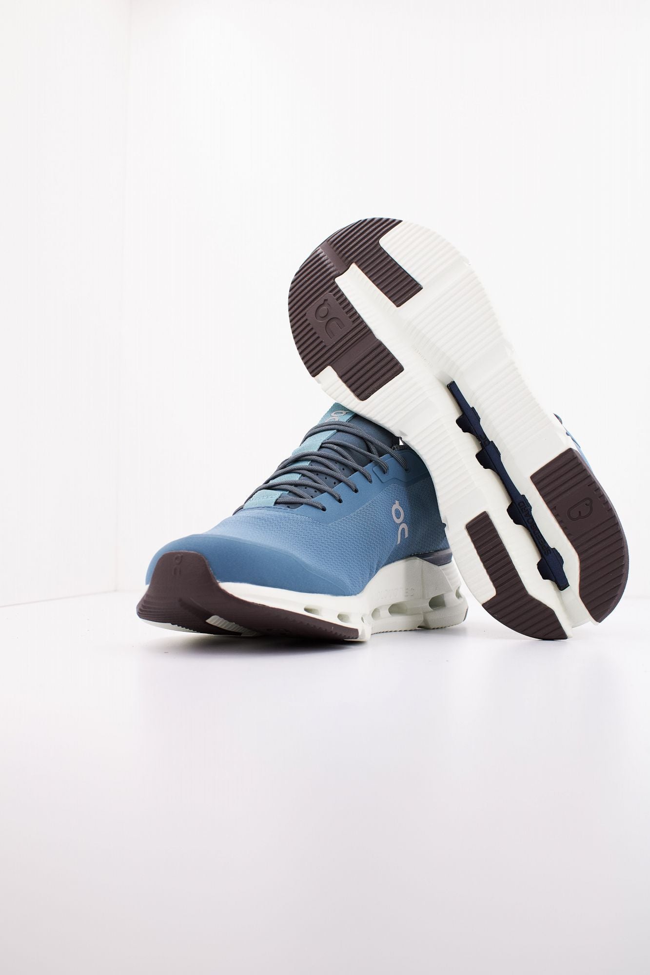 ON RUNNING CLOUDNOVA FORM M en color AZUL (4)