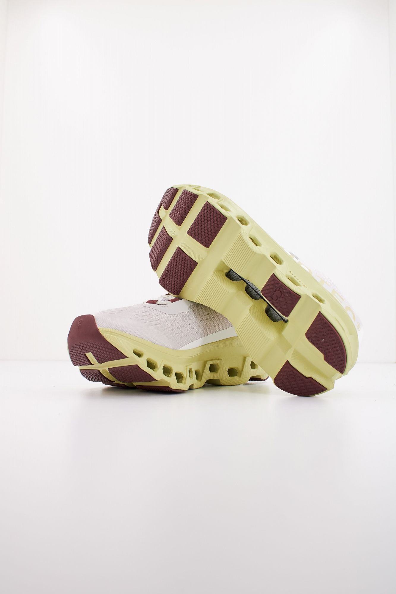 ON RUNNING CLOUDMONSTER W en color BLANCO (4)