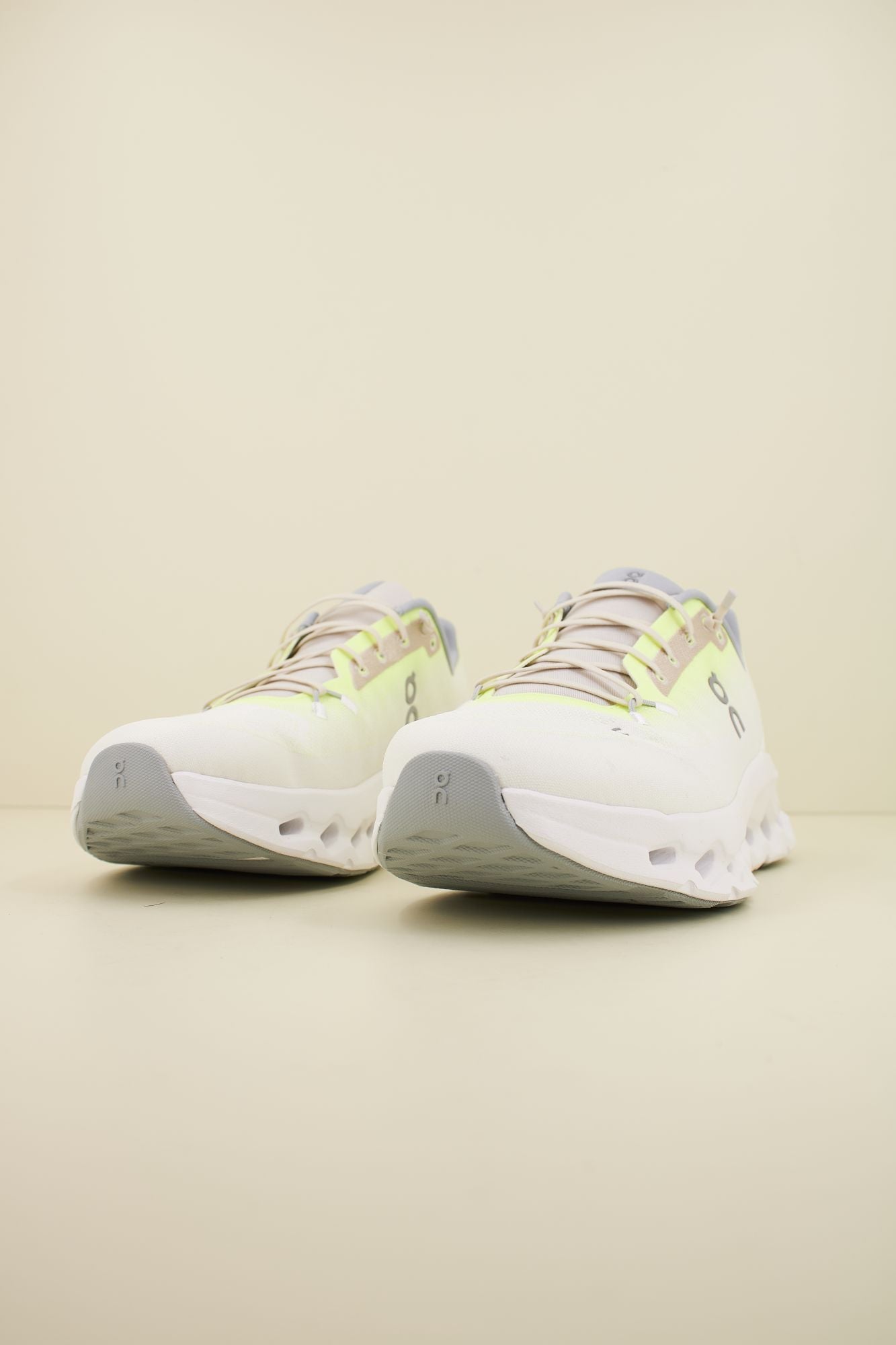 ON RUNNING CLOUDTILT M en color BLANCO (2)