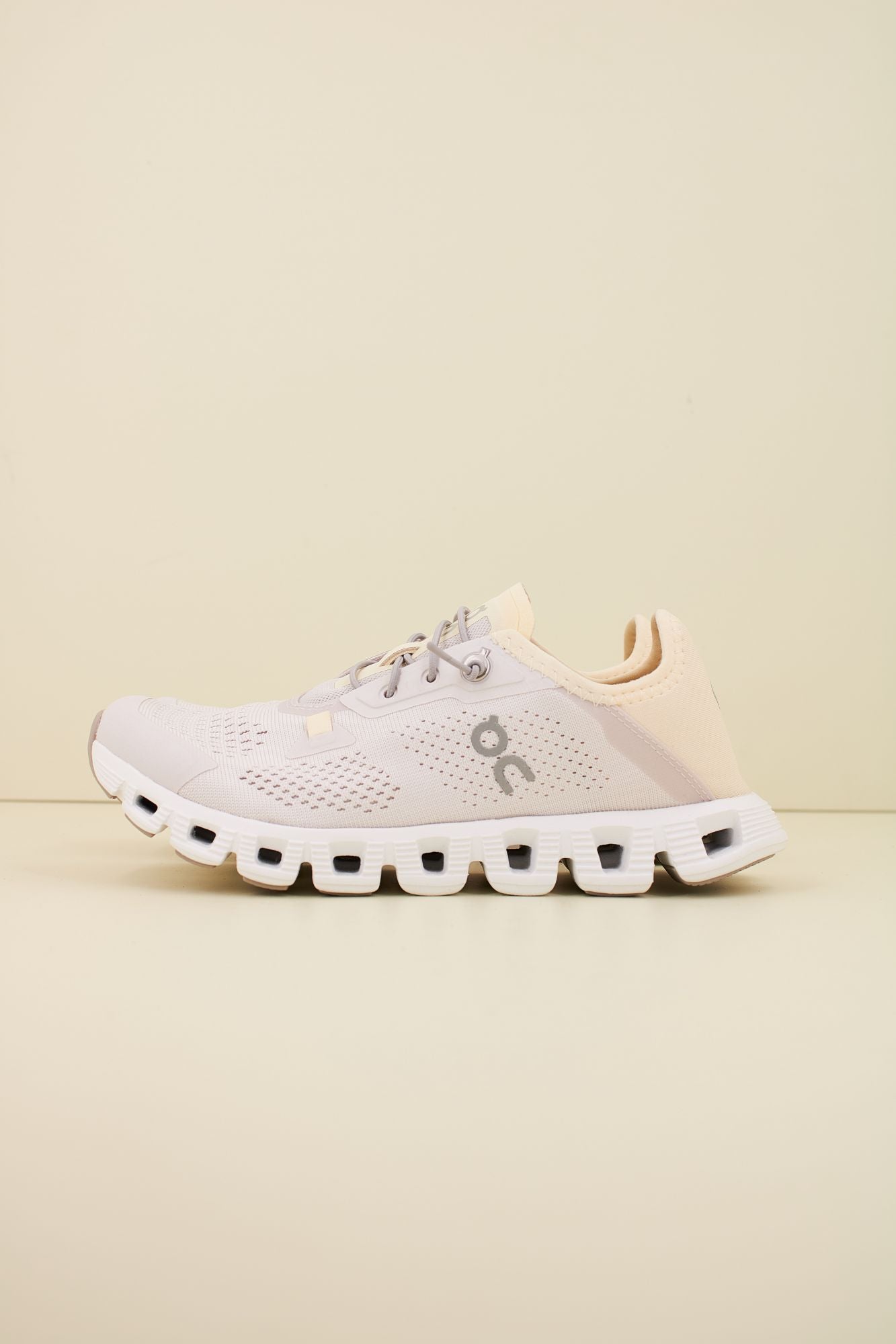 ON RUNNING CLOUD 5 COAST W en color BEIS (1)