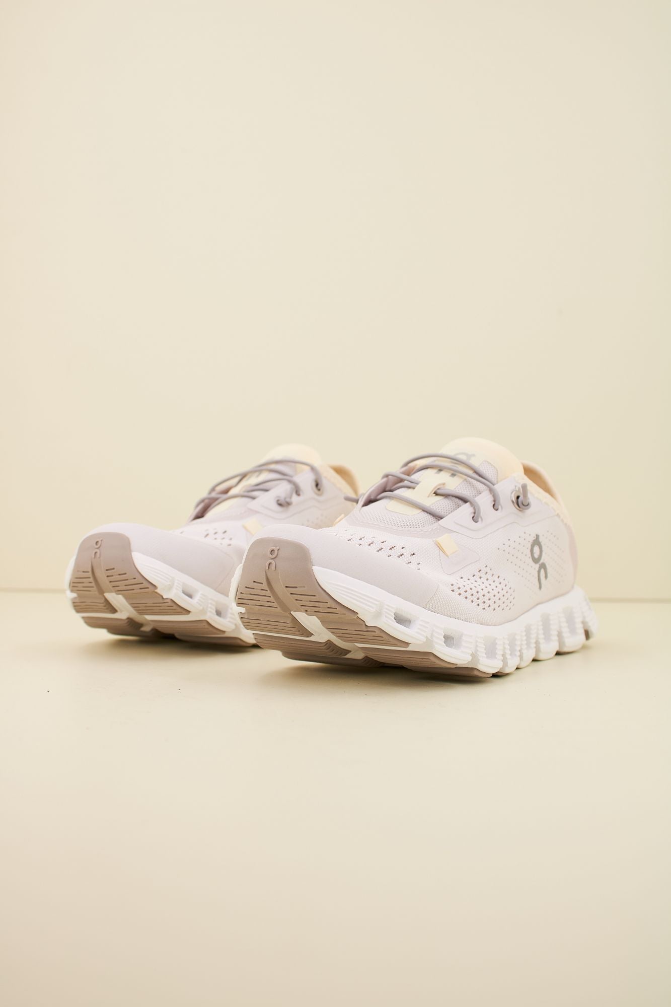 ON RUNNING CLOUD 5 COAST W en color BEIS (2)