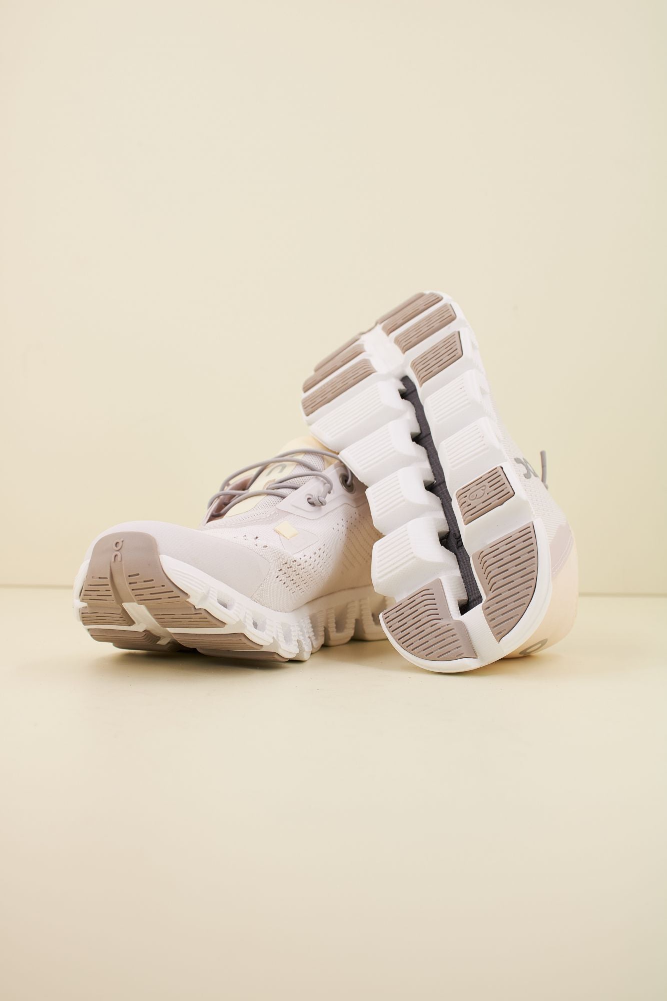 ON RUNNING CLOUD 5 COAST W en color BEIS (4)