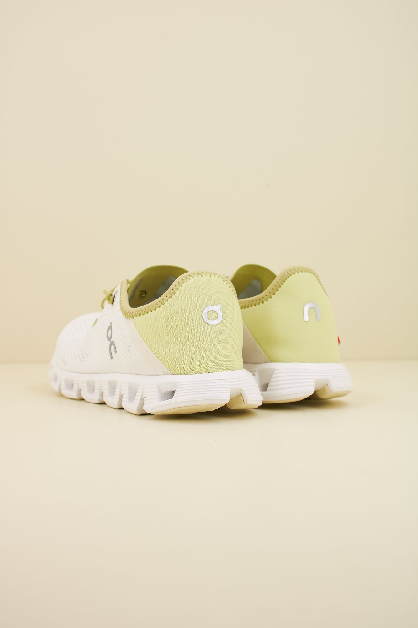 ON RUNNING CLOUD 5 COAST W en color BLANCO (3)