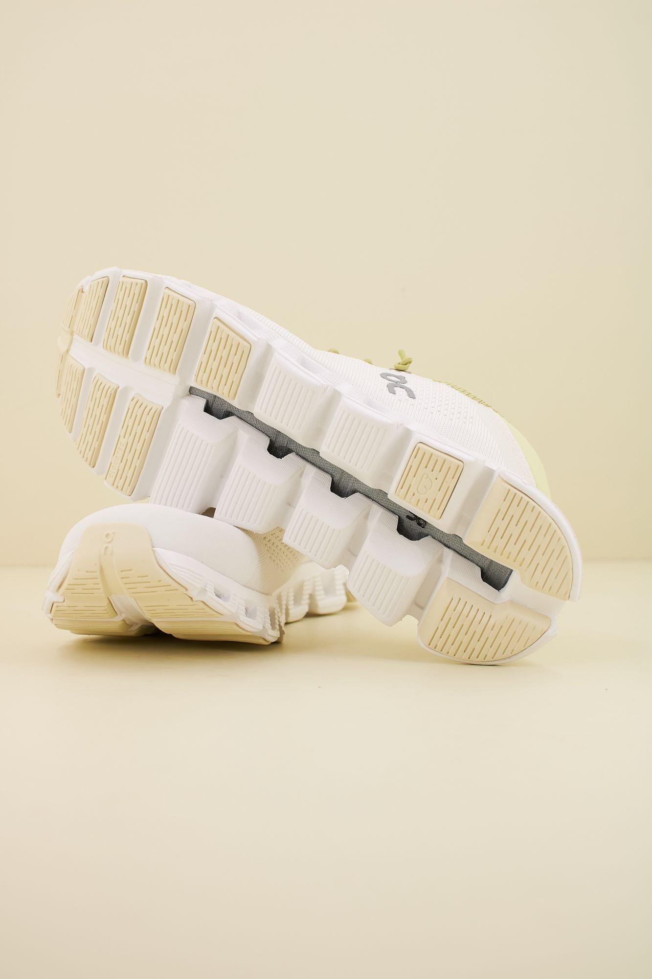 ON RUNNING CLOUD 5 COAST W en color BLANCO (4)