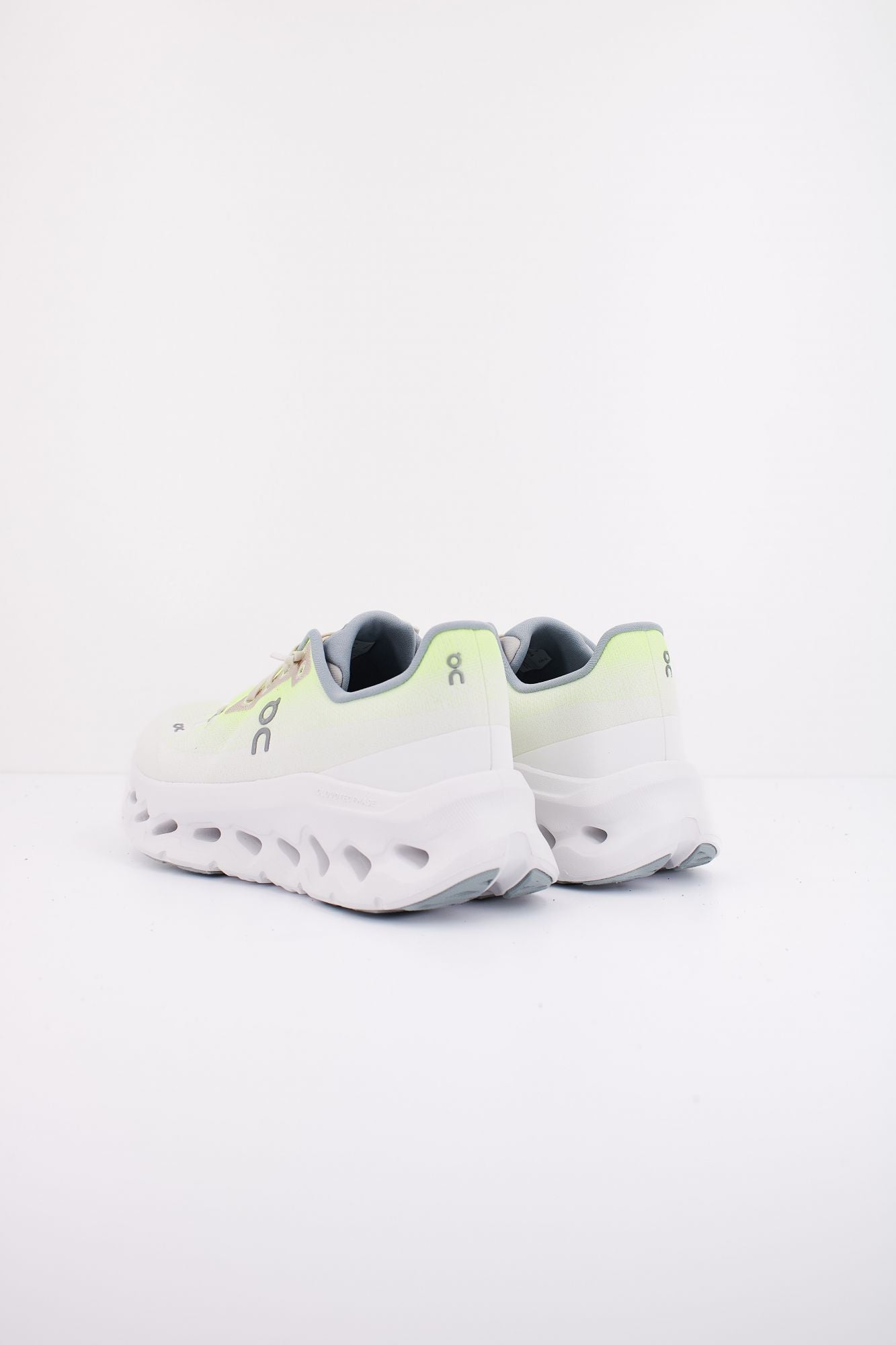 ON RUNNING CLOUDTILT W LIME en color BLANCO (4)